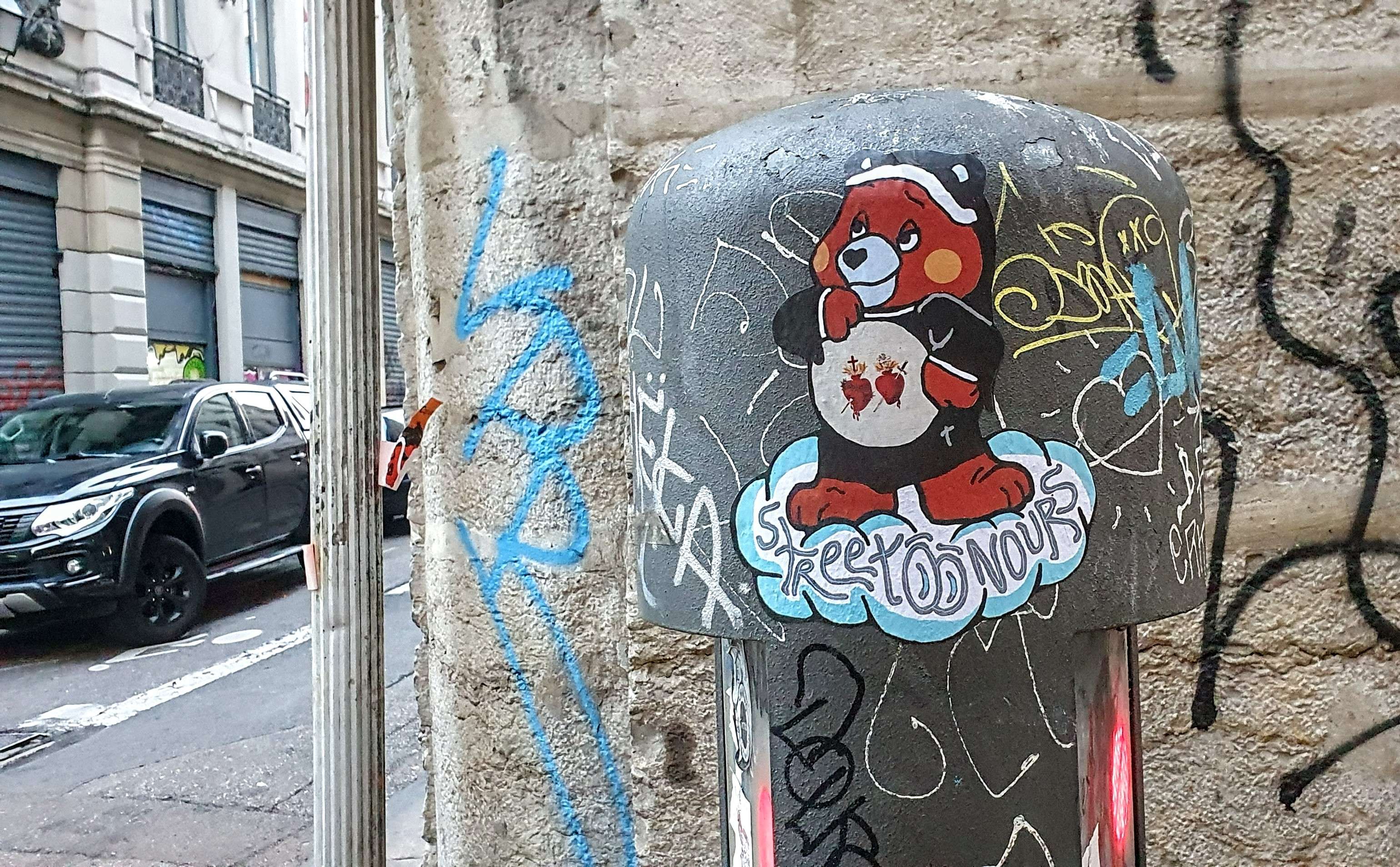 
								Street-art graffiti fresque 
								Streetoonours 
									7 Rue Sainte-Catherine
									69001
									Lyon
									France 
									Pat Finder
								Street-Art-Safari.com
								