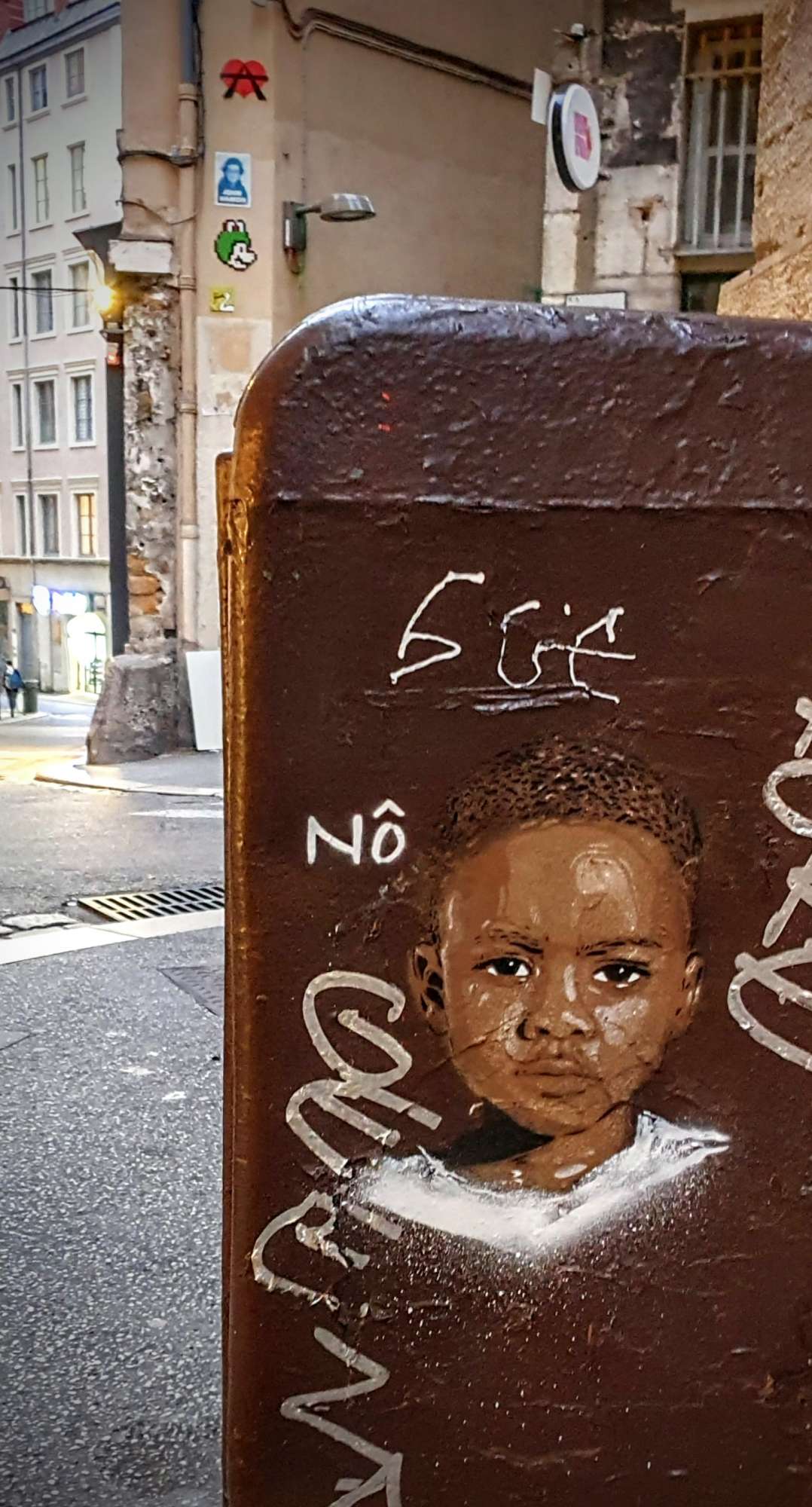 
								Street-art graffiti fresque 
								N&ocirc; 
									12 Rue Romarin
									69001
									Lyon
									France 
									Pat Finder
								Street-Art-Safari.com
								