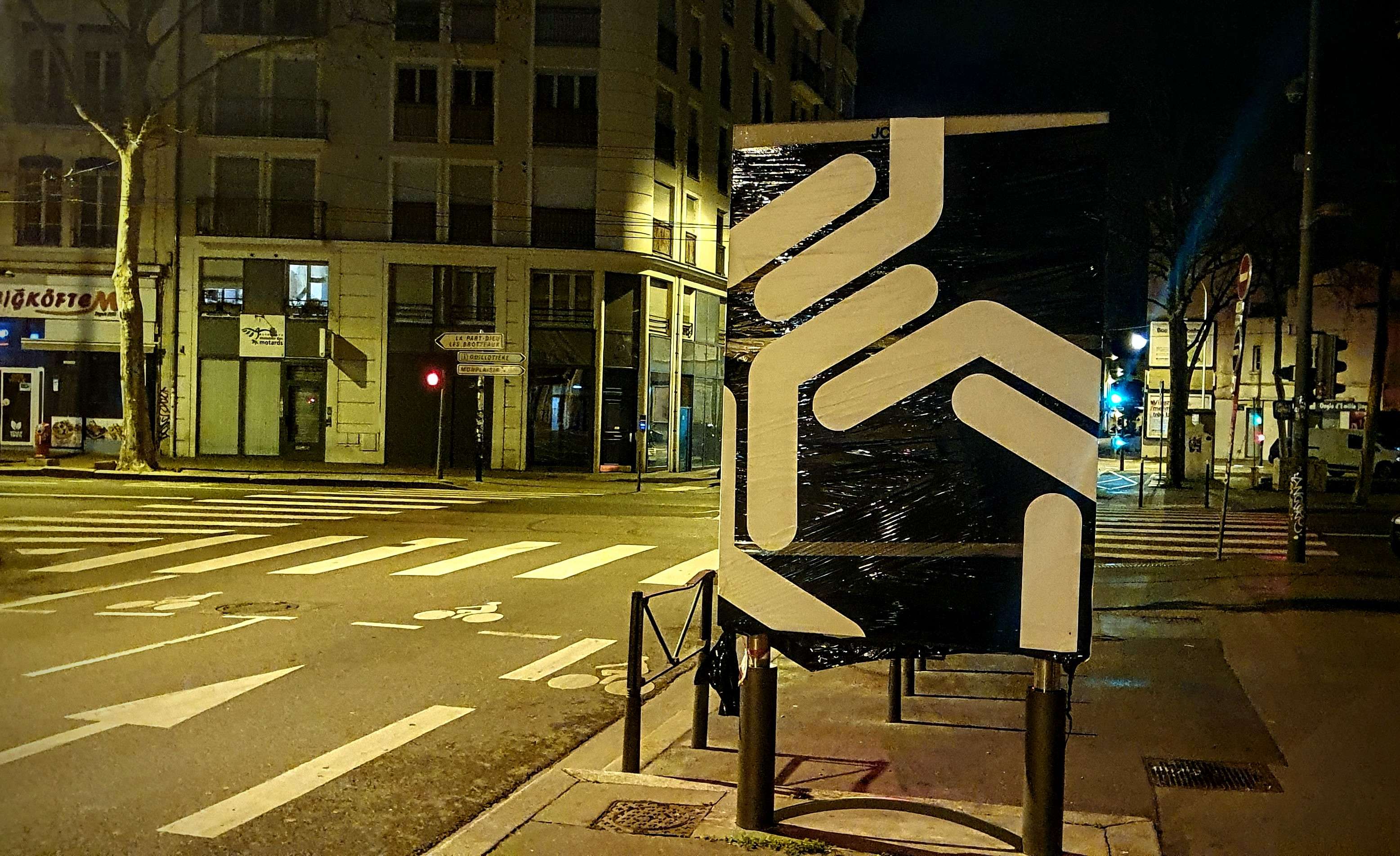 
								Street-art graffiti fresque 
								Erell 
									61 Grande Rue de la Guilloti&egrave;re
									69007
									Lyon
									France 
									Pat Finder
								Street-Art-Safari.com
								