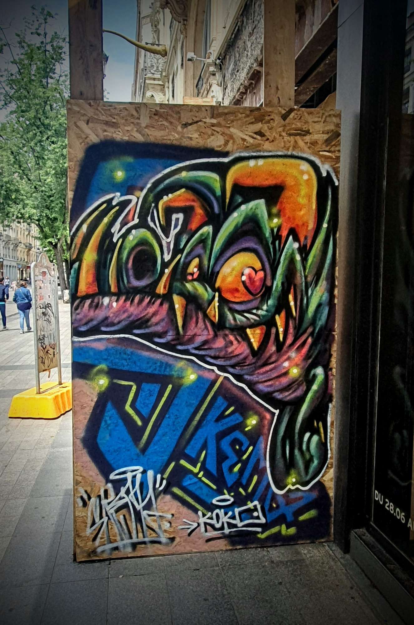 
								Street-art graffiti fresque 
								Skema 
									30 Place de la R&eacute;publique
									69002
									Lyon
									France 
									Pat Finder
								Street-Art-Safari.com
								