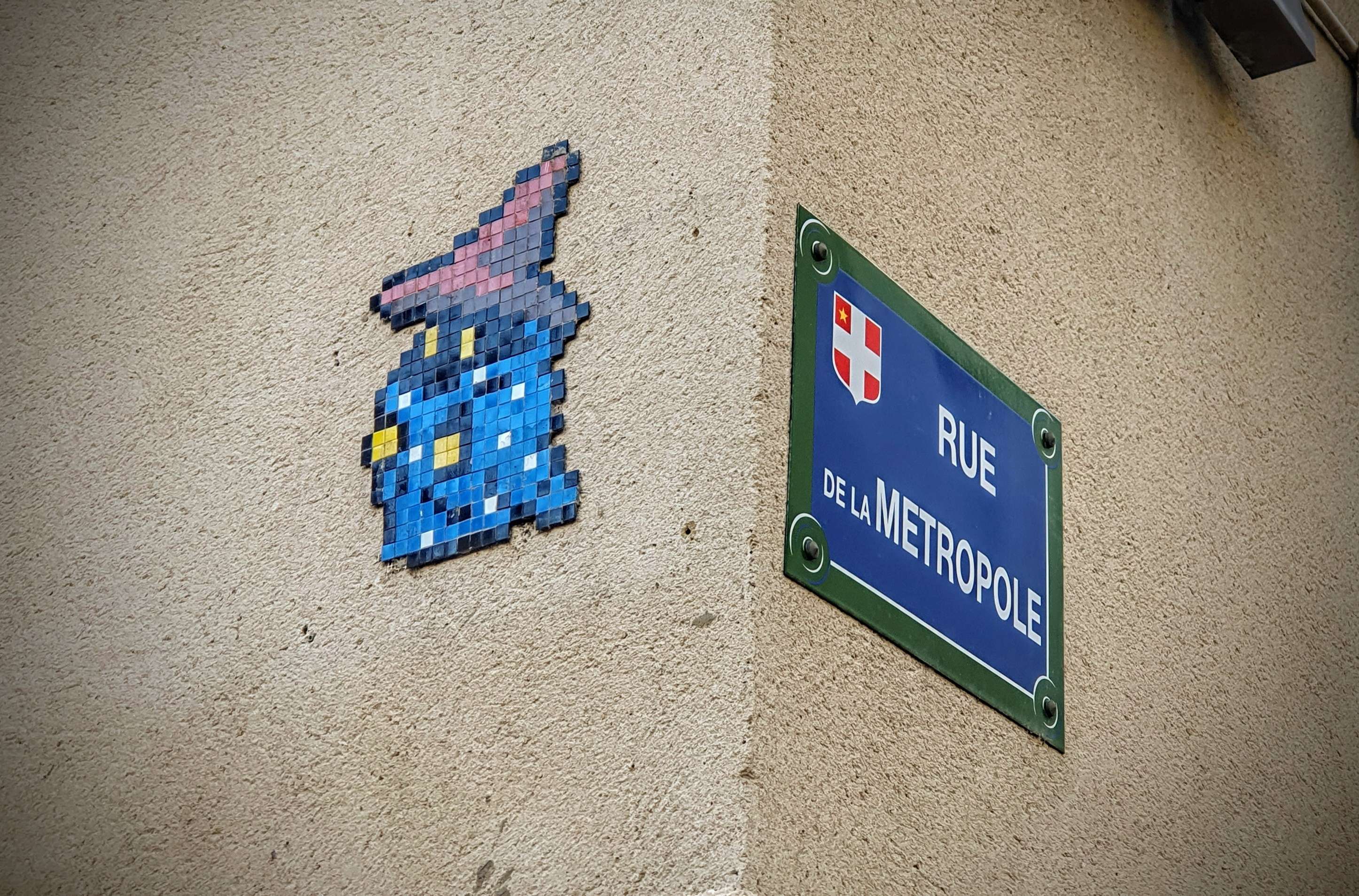 
								Street-art graffiti fresque 
								 
									89 Place M&eacute;tropole
									73000
									Chamb&eacute;ry
									France 
									Pat Finder
								Street-Art-Safari.com
								