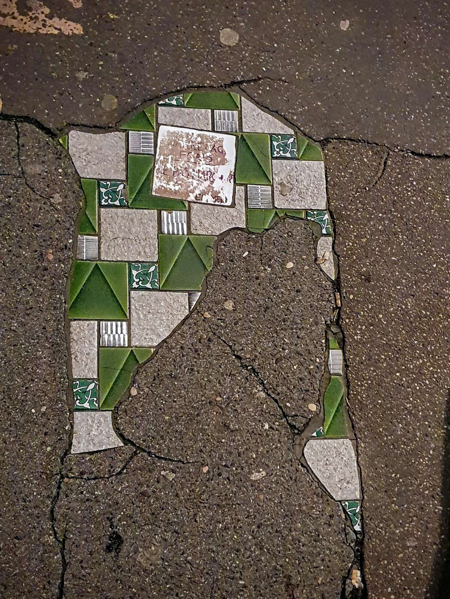 
								Street-art graffiti fresque 
								Ememem 
									38 Rue Pasteur
									69007
									Lyon
									France 
									Pat Finder
								Street-Art-Safari.com
								