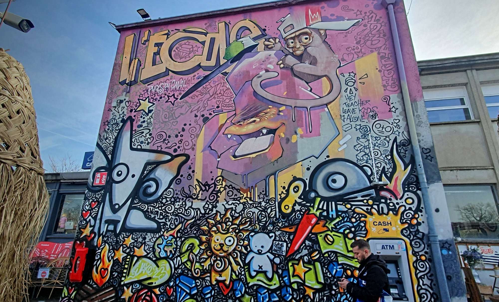 
								Street-art graffiti fresque 
								Jak&eacute; 
									3 Rue Eug&egrave;ne Pottier
									69100
									Villeurbanne
									France 
									Pat Finder
								Street-Art-Safari.com
								