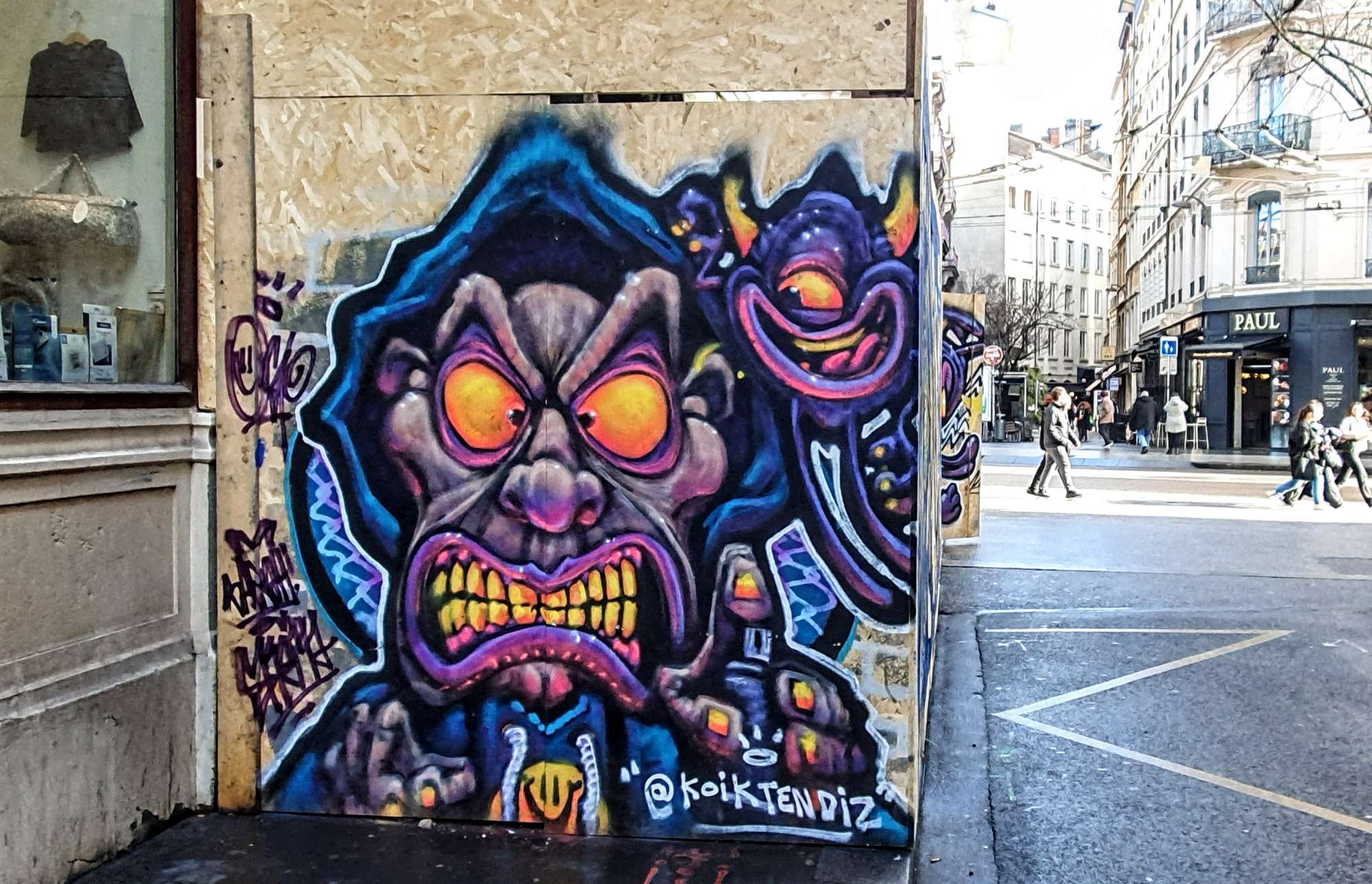 
								Street-art graffiti fresque 
								Skema 
									13 Rue de l'Arbre Sec
									69001
									Lyon
									France 
									Pat Finder
								Street-Art-Safari.com
								