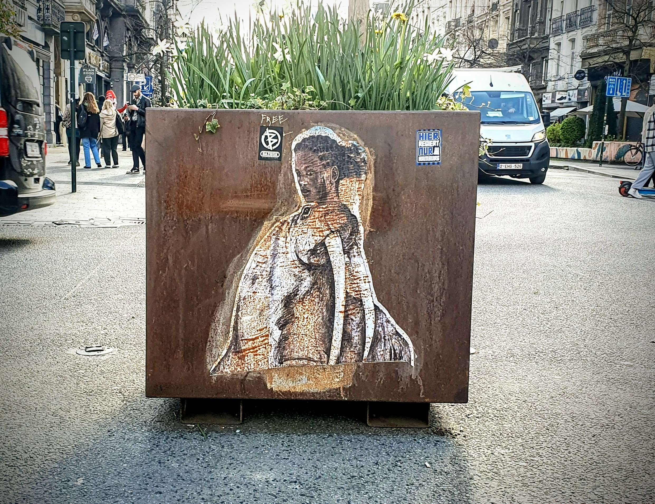 
								Street-art graffiti fresque 
								 
									5 Place Fontainas
									1000
									Brussel
									Belgium 
									Pat Finder
								Street-Art-Safari.com
								