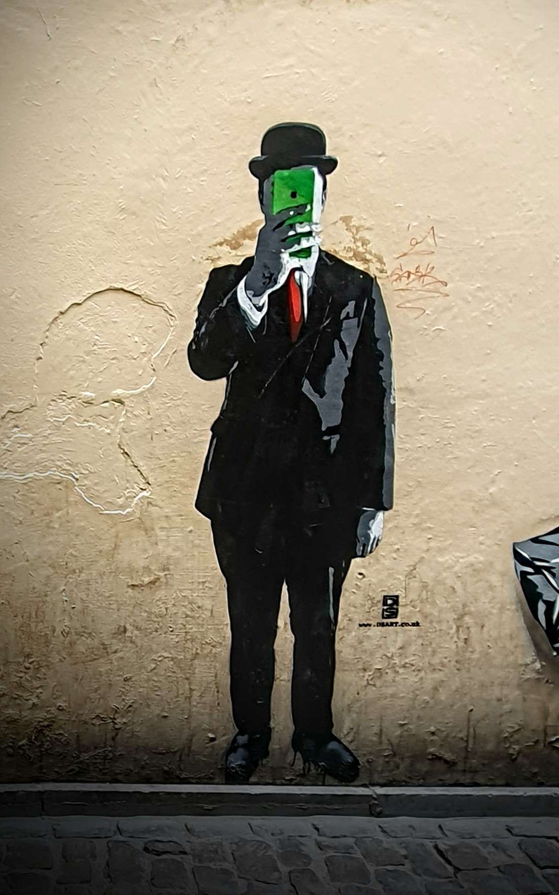 
								Street-art graffiti fresque 
								David Schmidt aka &lsquo;DS&rsquo; 
									64 Rue du March&eacute; aux Herbes
									1000
									Bruxelles
									Belgium 
									Pat Finder
								Street-Art-Safari.com
								