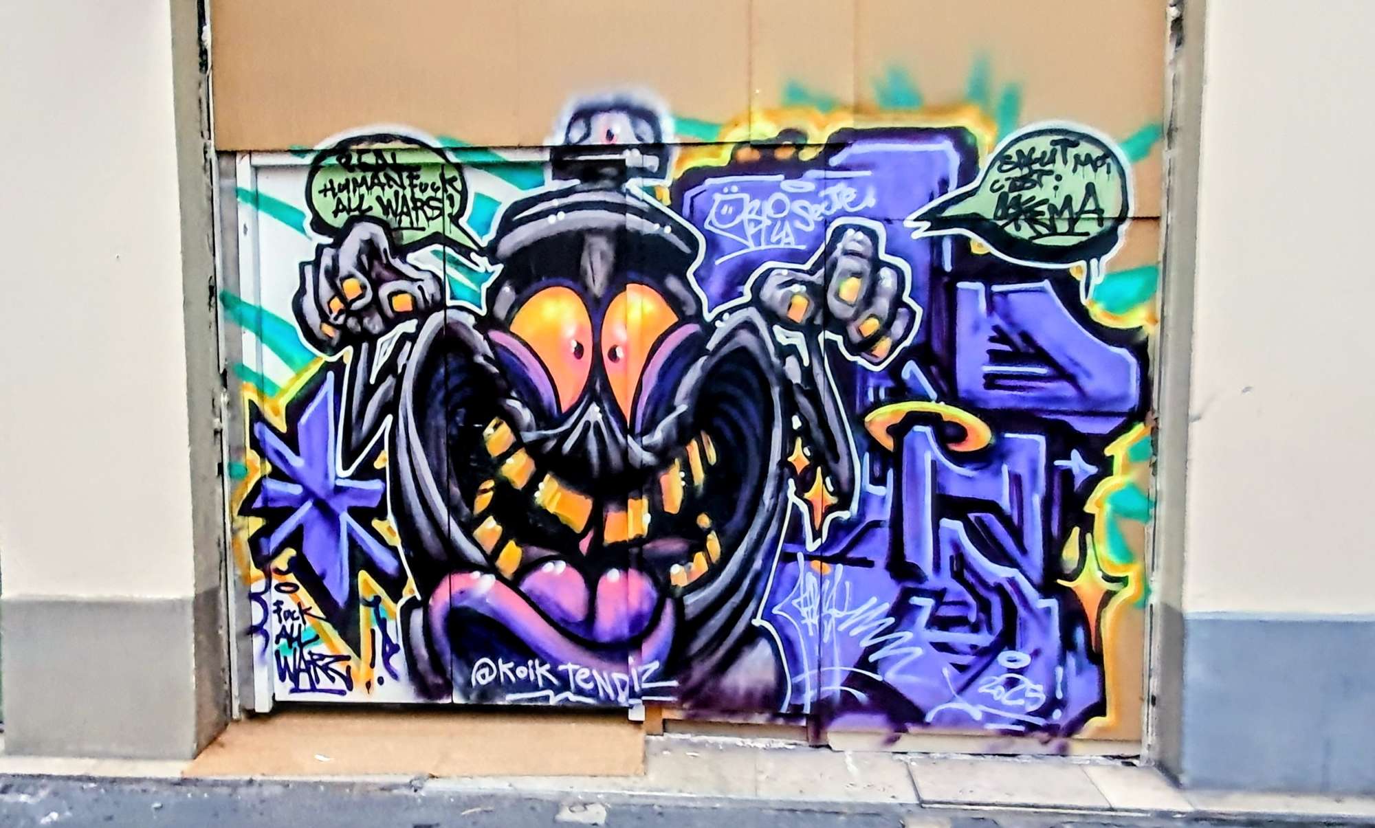 
								Street-art graffiti fresque 
								Skema 
									29 Rue de la Fromagerie
									69001
									Lyon
									France 
									Pat Finder
								Street-Art-Safari.com
								