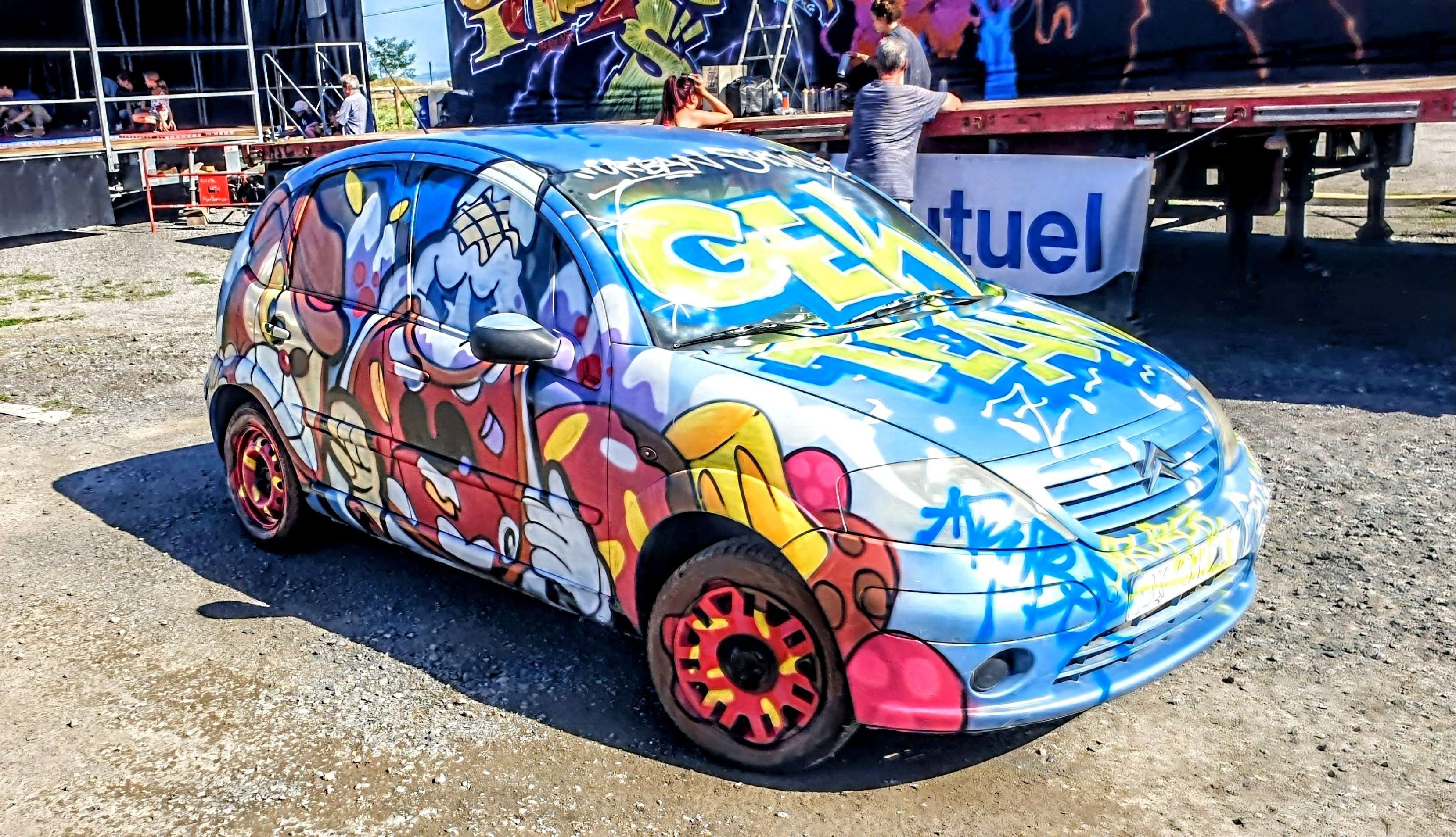 
								Street-art graffiti fresque 
								GEK Team 
									15 Impasse des Jacquins
									42600
									Montbrison
									France 
									Pat Finder
								Street-Art-Safari.com
								