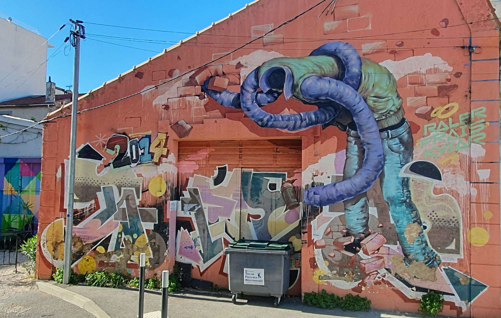 
								Street-art graffiti fresque 
								Billy Frais, Gezit, John Kviar, Julien Primard, Raler, Simer 
									45 Impasse Zunino
									83500
									La Seyne-sur-Mer
									France 
									Pat Finder
								Street-Art-Safari.com
								