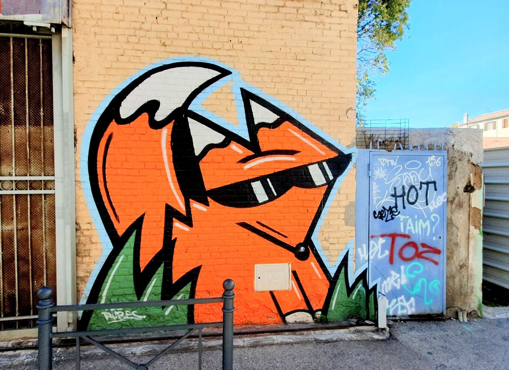 
								Street-art graffiti fresque 
								RUBES 
									61 Impasse No&euml;l Verlaque
									83500
									La Seyne-sur-Mer
									France 
									Pat Finder
								Street-Art-Safari.com
								