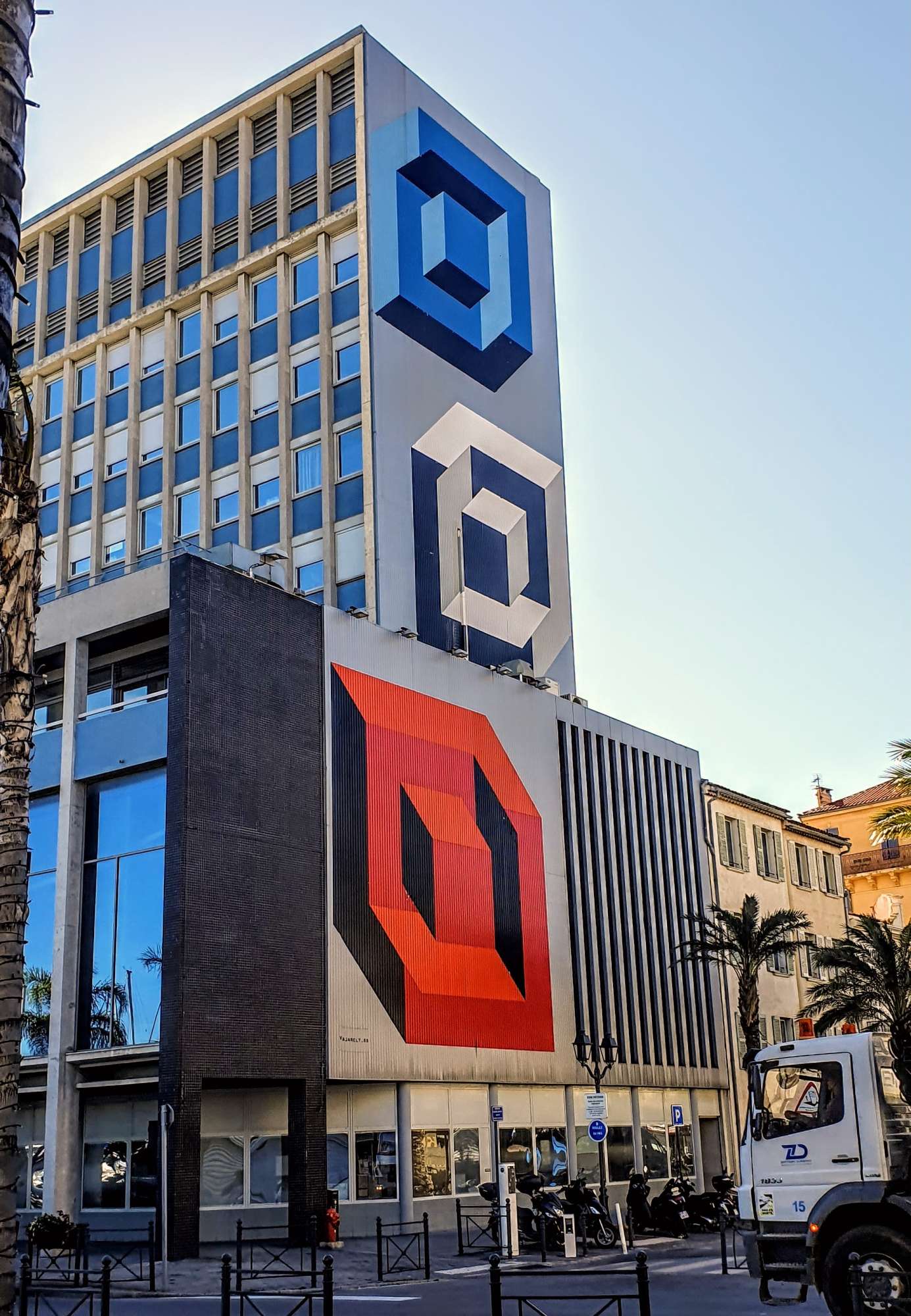 
								Street-art graffiti fresque 
								Victor Vasarely 
									36 Quai Hoche
									83500
									La Seyne-sur-Mer
									France 
									Pat Finder
								Street-Art-Safari.com
								