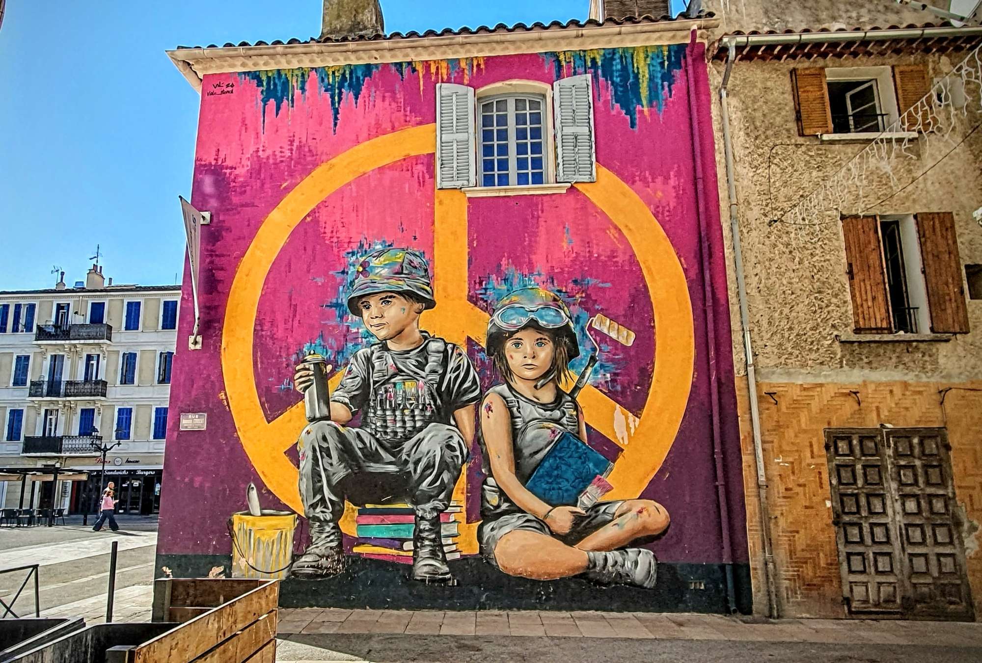 
								Street-art graffiti fresque 
								Val Stencil, Val&eacute; 
									1 Rue Joseph Rousset
									83500
									La Seyne-sur-Mer
									France 
									Pat Finder
								Street-Art-Safari.com
								