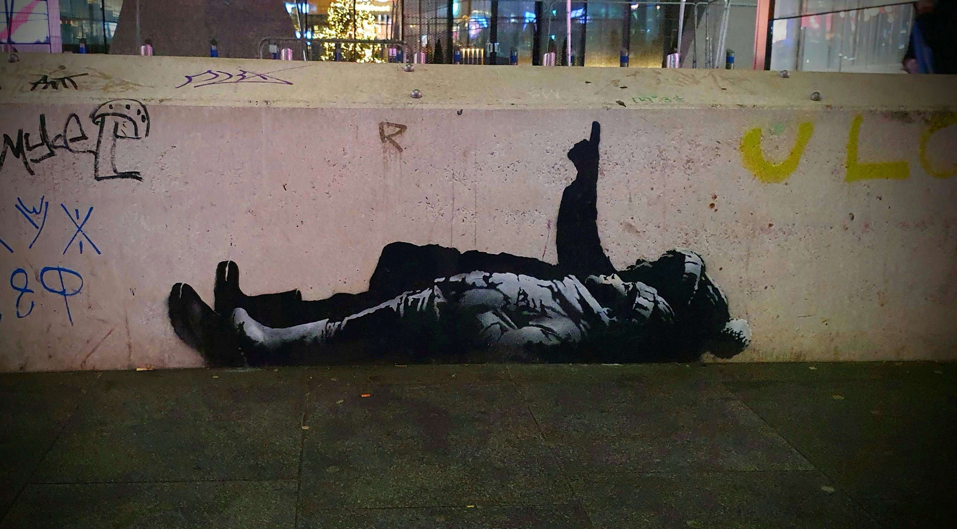 
								Street-art graffiti fresque 
								Banksy 
									3 Sutton Row
									W1D 4NR
									London
									United Kingdom 
									Pat Finder
								Street-Art-Safari.com
								