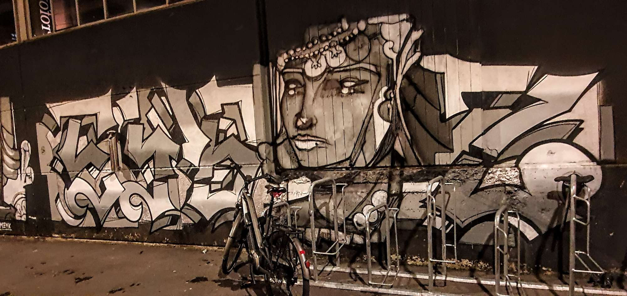 
								Street-art graffiti fresque 
								Meyk 
									14 Rue des C&ocirc;tes-de-Montbenon
									1003
									Lausanne
									Switzerland 
									Pat Finder
								Street-Art-Safari.com
								