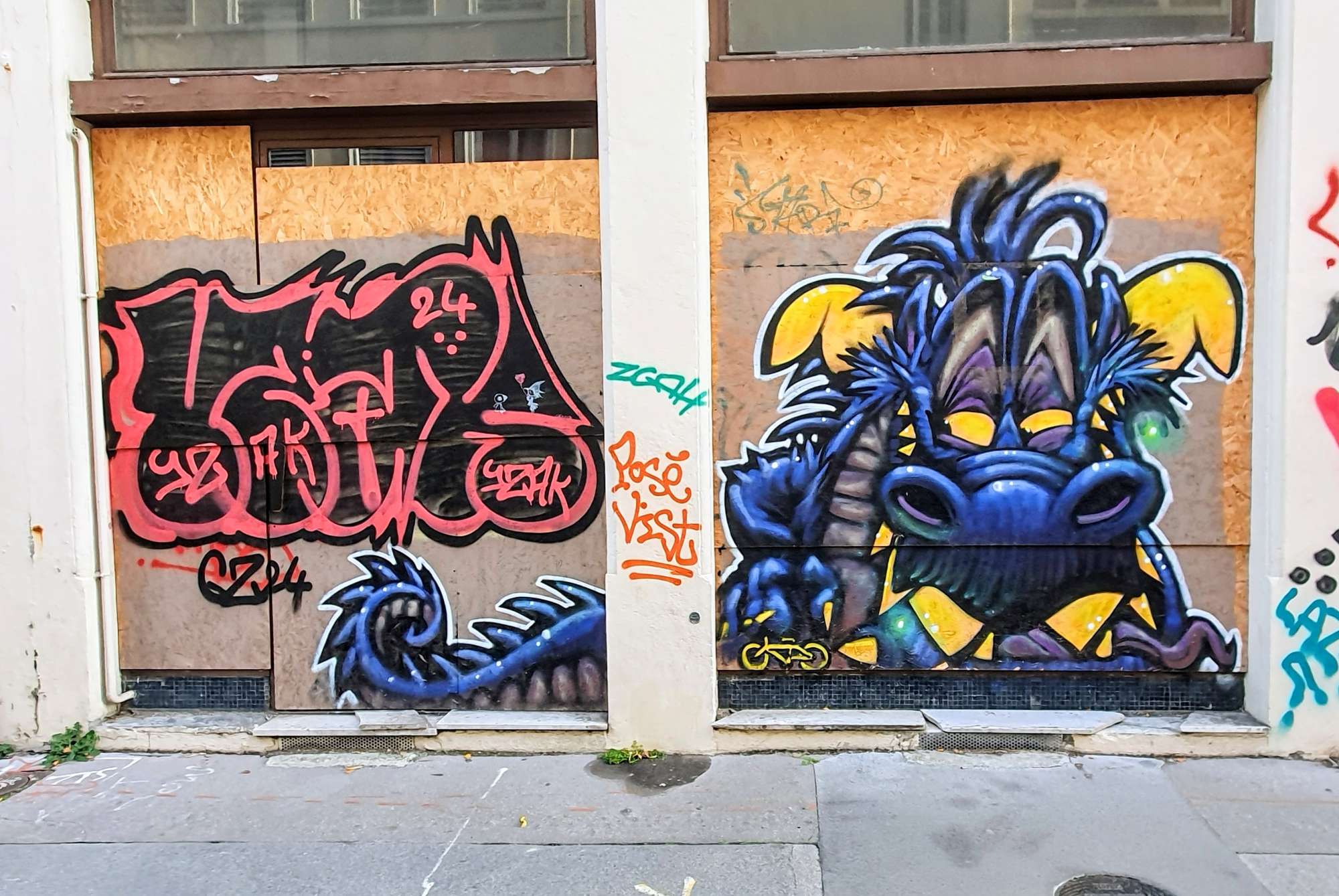 
								Street-art graffiti fresque 
								Skema 
									69 Rue Salomon Reinach
									69007
									Lyon
									France 
									Pat Finder
								Street-Art-Safari.com
								