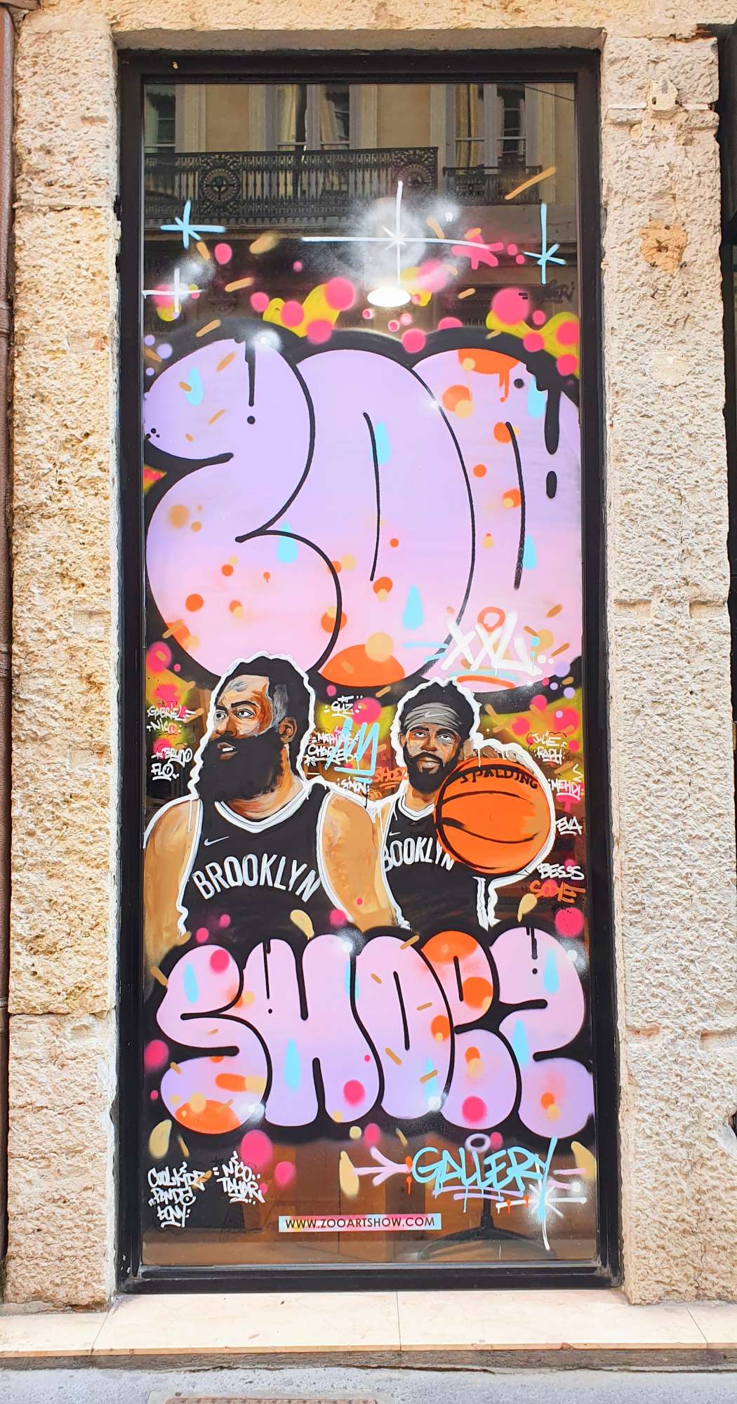 
								Street-art graffiti fresque 
								Besss 
									1 Place Tobie Robatel
									69001
									Lyon
									France 
									AnunaQi
								Street-Art-Safari.com
								