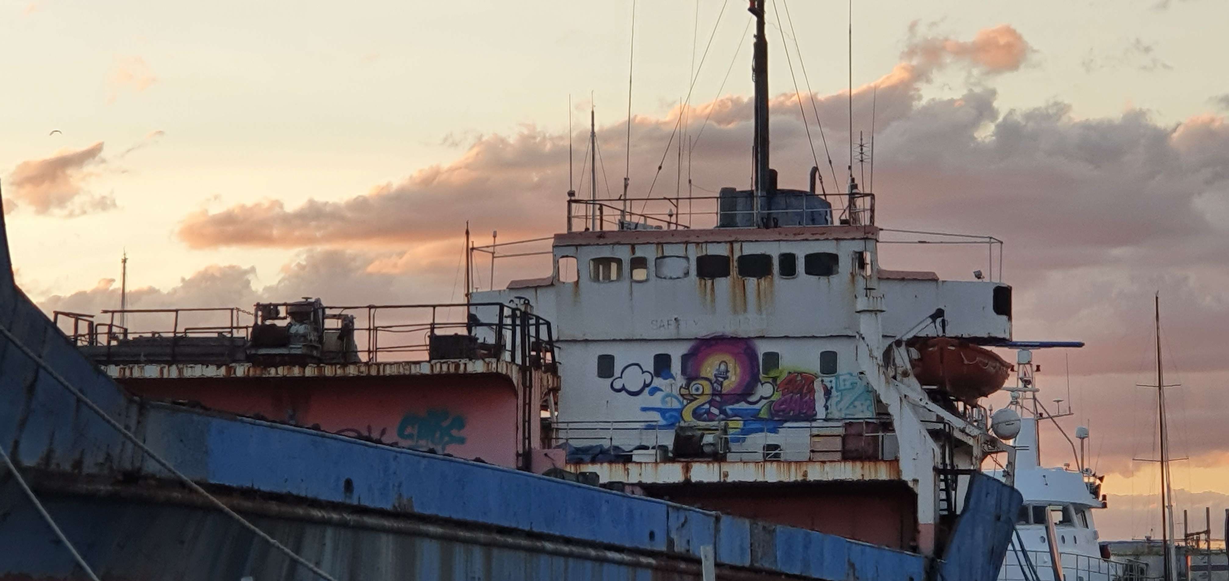 
								Street-art graffiti fresque 
								 
									8 Quai Paul Riquet
									34200
									S&egrave;te
									France 
									AnunaQi
								Street-Art-Safari.com
								