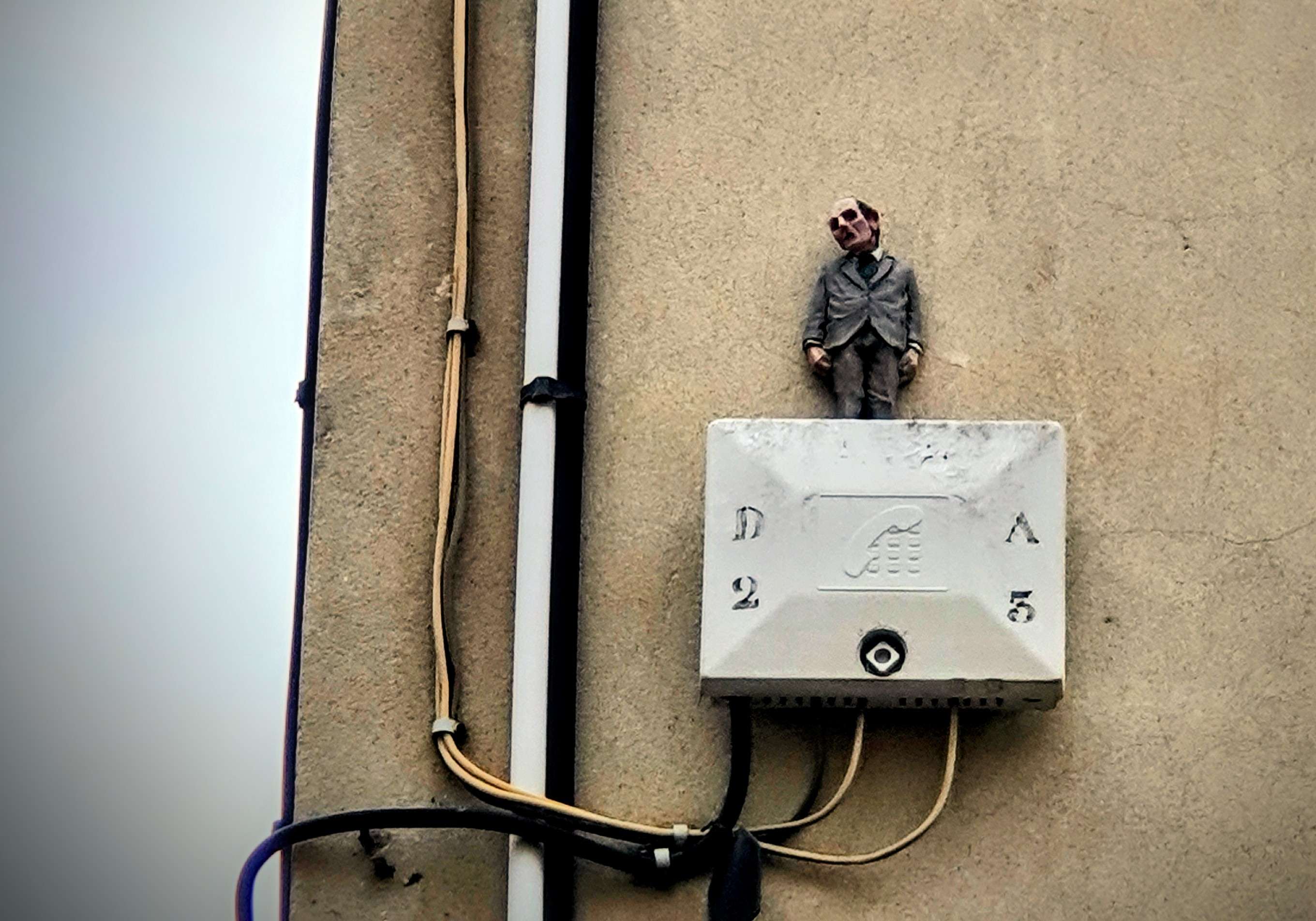 
								Street-art graffiti fresque 
								Isaac Cordal 
									6 Rue de l'Issanka
									34200
									S&egrave;te
									France 
									AnunaQi
								Street-Art-Safari.com
								