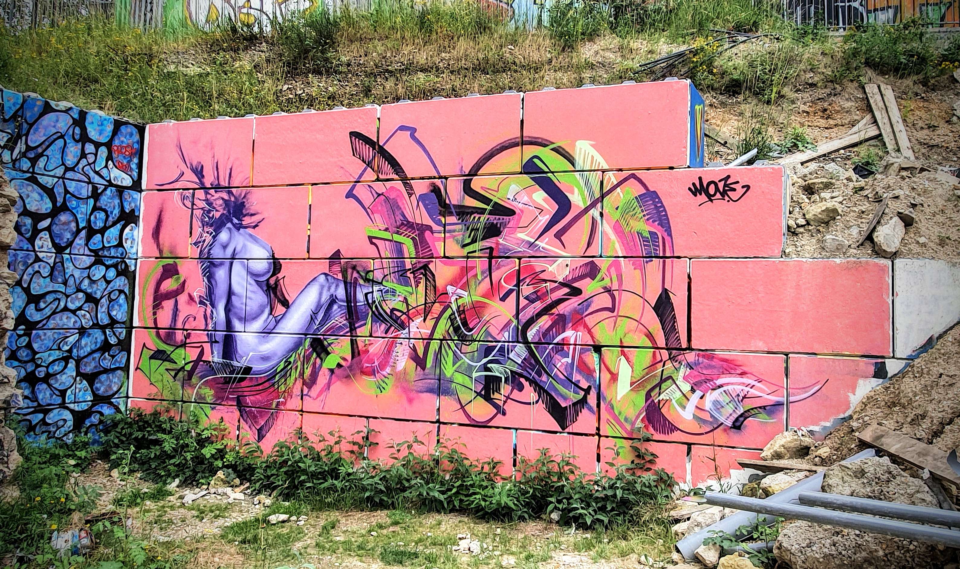 
								Street-art graffiti fresque 
								Move 
									16 Boulevard du G&eacute;n&eacute;ral d'Arm&eacute;e Jean Simon
									75013
									Paris
									France 
									AnunaQi
								Street-Art-Safari.com
								