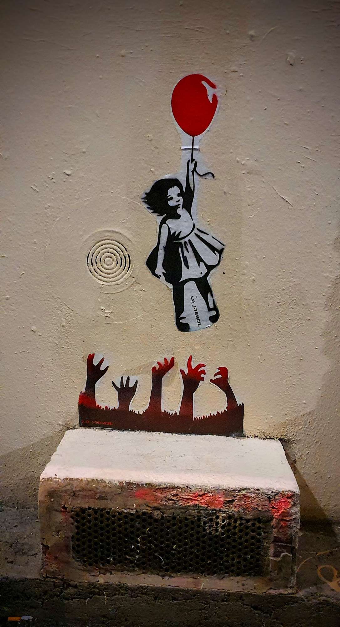 
								Street-art graffiti fresque 
								Lo Stencil 
									27B Passage Mermet
									69001
									Lyon
									France 
									AnunaQi
								Street-Art-Safari.com
								