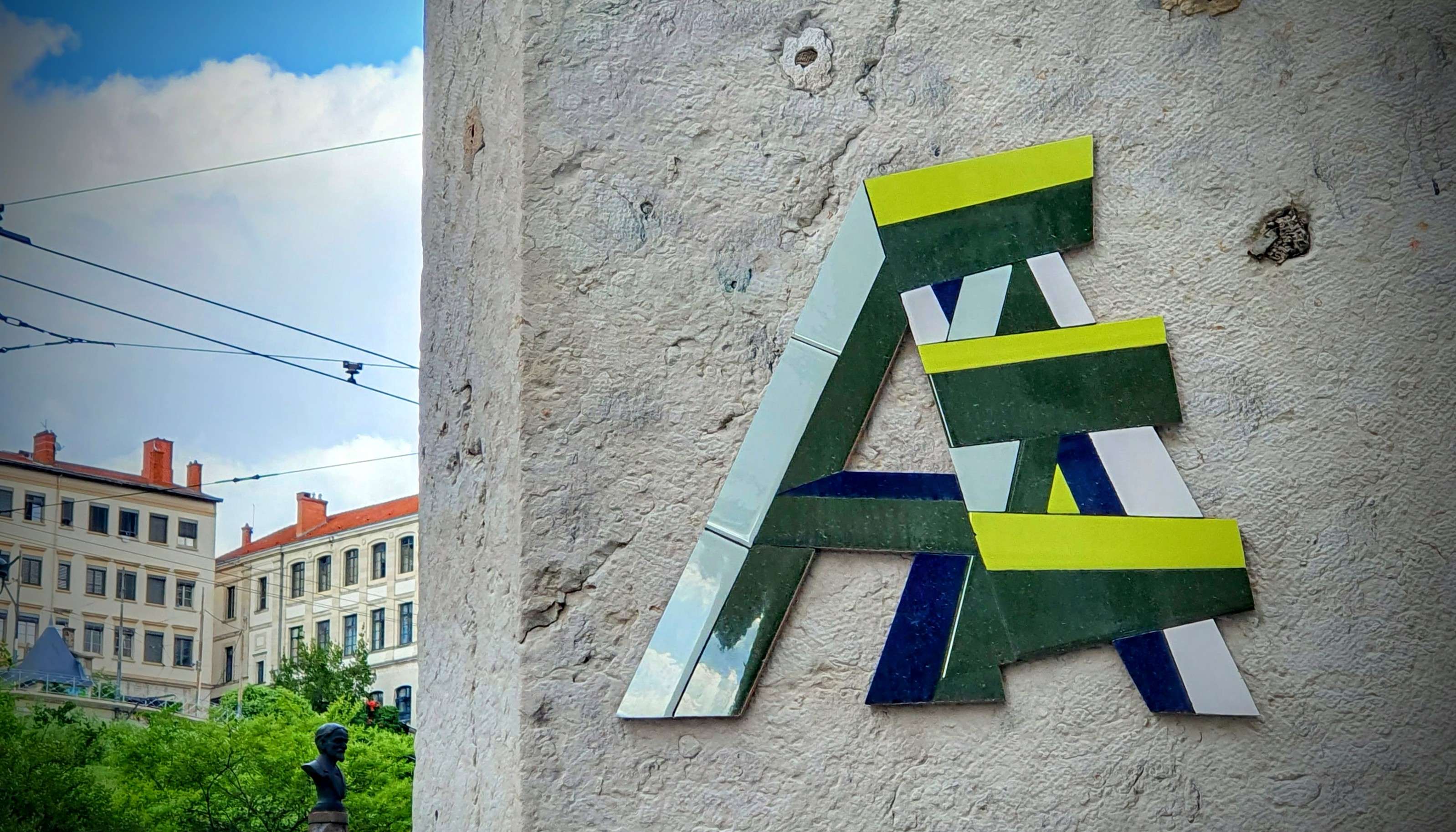 
								Street-art graffiti fresque 
								Pomme de Boue 
									30 Mont&eacute;e des Carm&eacute;lites
									69001
									Lyon
									France 
									AnunaQi
								Street-Art-Safari.com
								