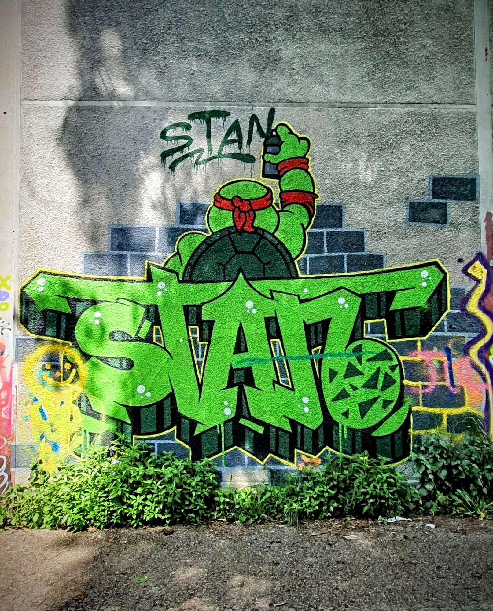 
								Street-art graffiti fresque 
								Stan 
									370 Rue Joseph Bedor
									38300
									Maubec
									France 
									AnunaQi
								Street-Art-Safari.com
								