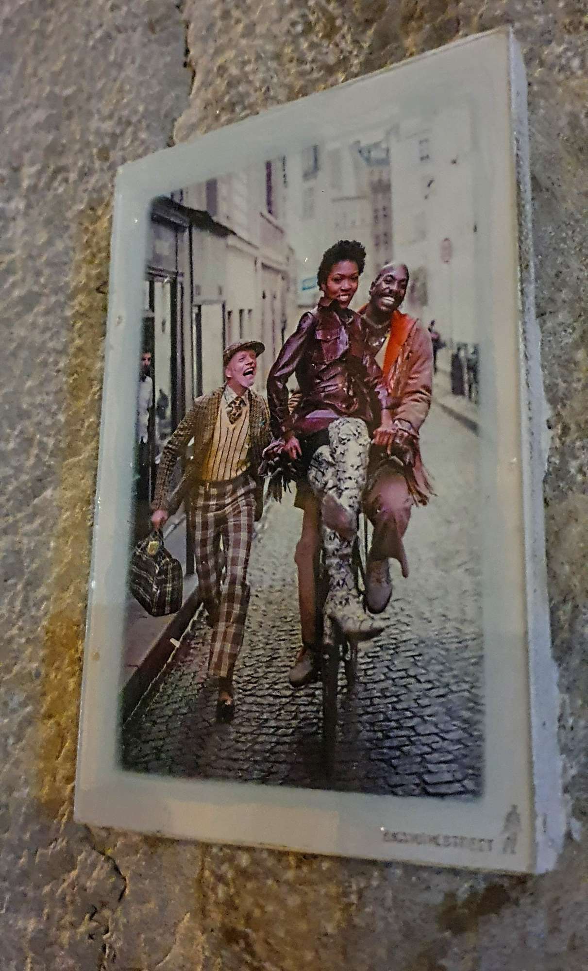 
								Street-art graffiti fresque 
								BackToTheStreet 
									23 Rue des Tables Claudiennes
									69001
									Lyon
									France 
									AnunaQi
								Street-Art-Safari.com
								