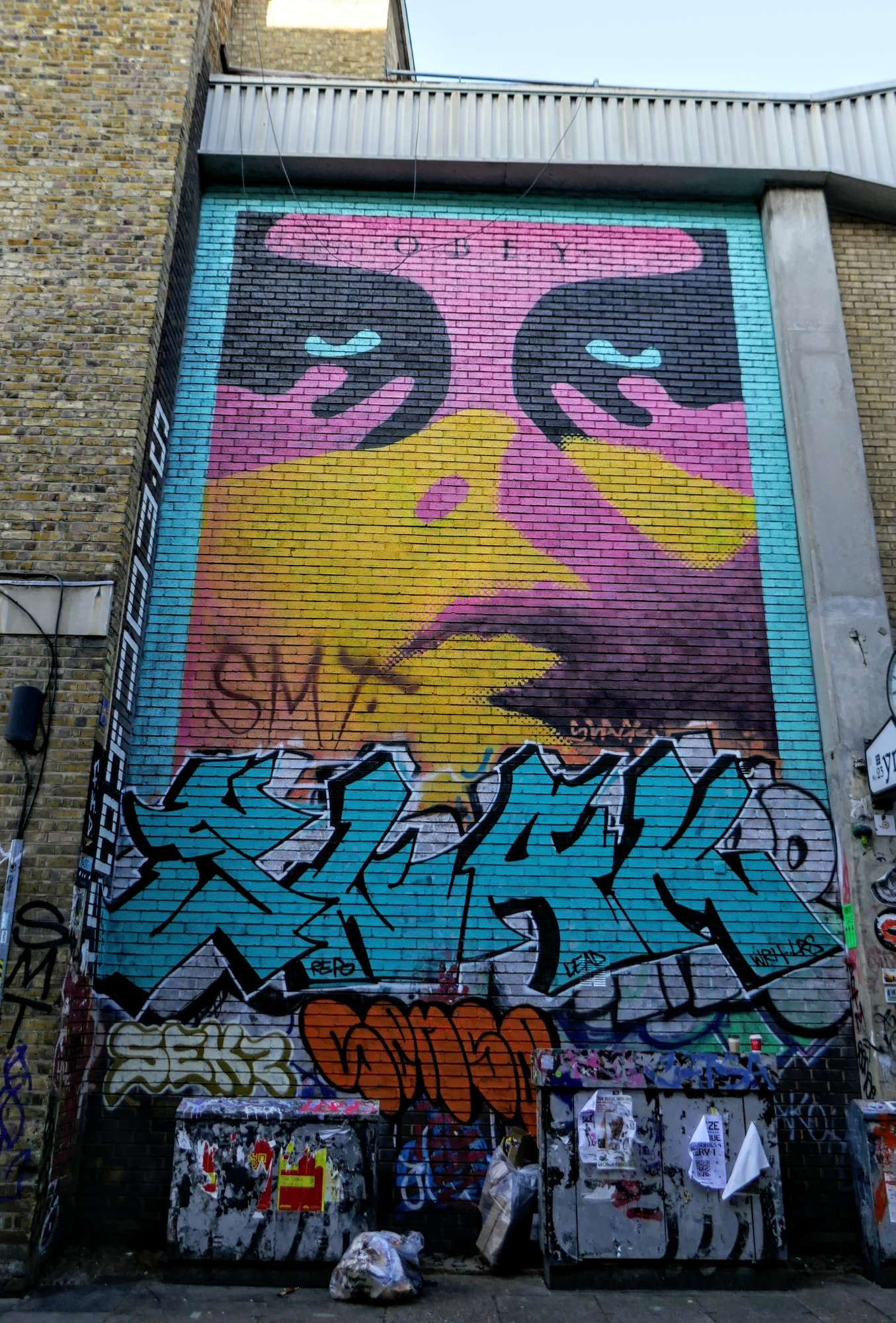 
								Street-art graffiti fresque 
								Shepard Fairey 
									22 Hanbury Street
									E1 6QR
									London
									United Kingdom 
									AnunaQi
								Street-Art-Safari.com
								