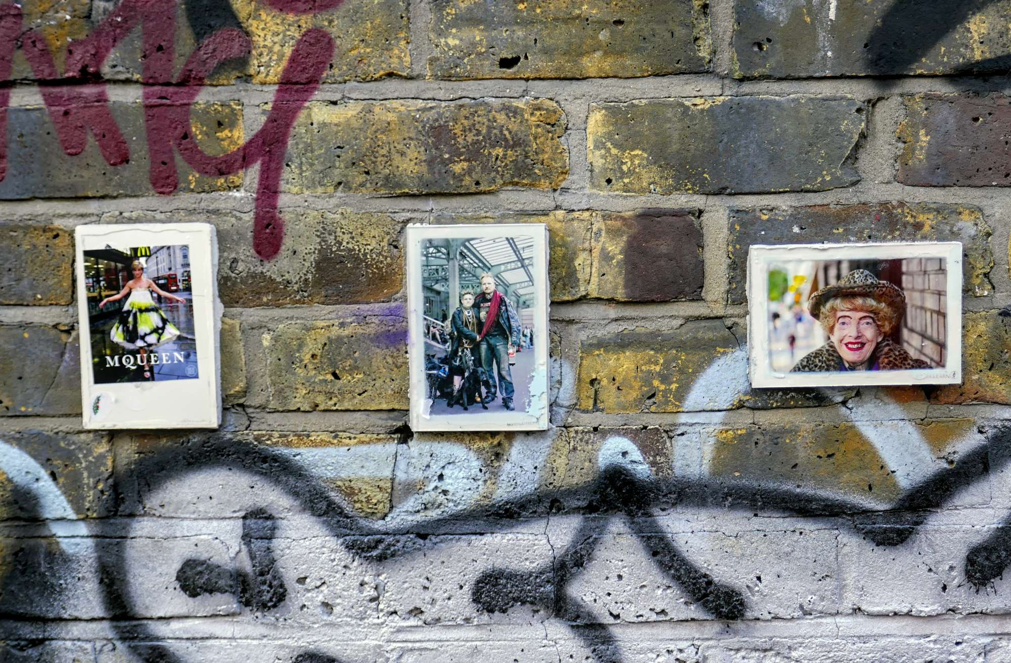 
								Street-art graffiti fresque 
								BackToTheStreet 
									6-8 Hanbury Street
									E1 6QR
									London
									United Kingdom 
									AnunaQi
								Street-Art-Safari.com
								