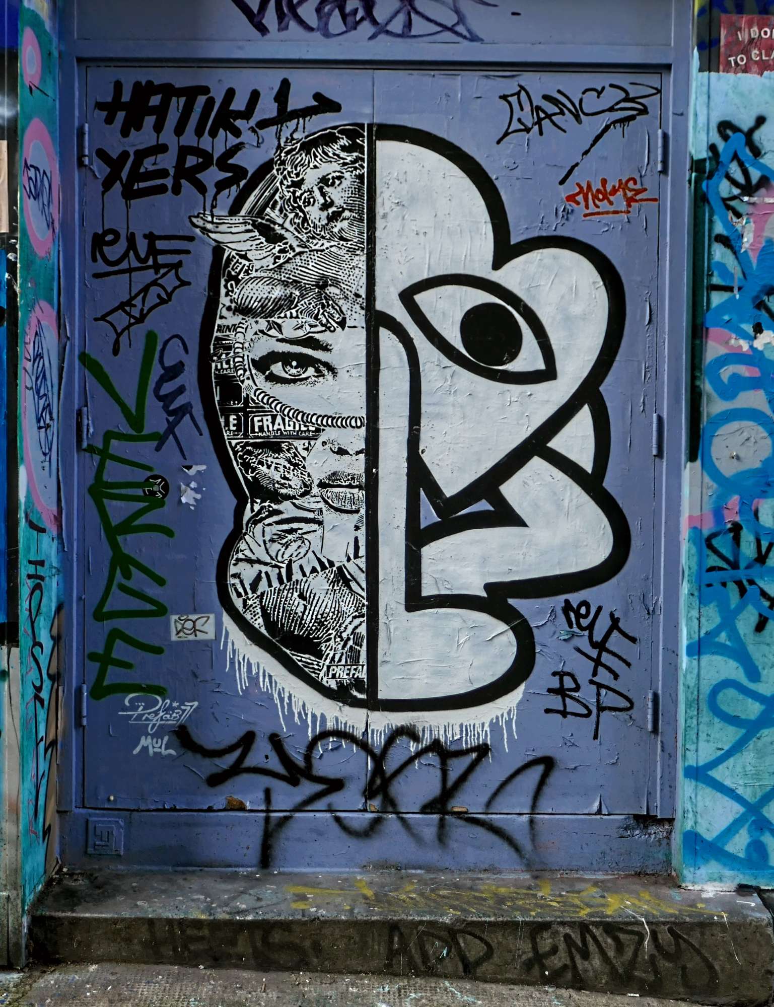 
								Street-art graffiti fresque 
								Mul, Prefab77 
									153 Corbet Place
									E1 6BX
									London
									United Kingdom 
									AnunaQi
								Street-Art-Safari.com
								