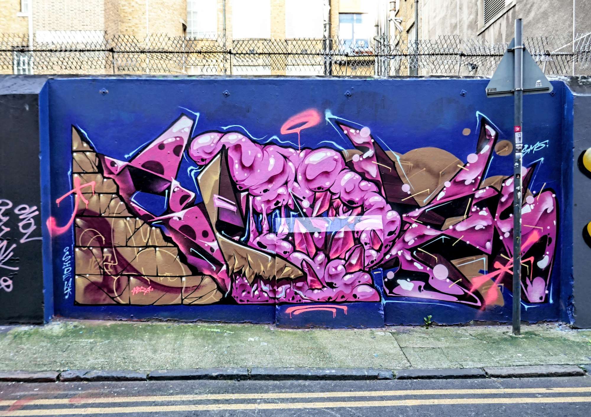 
								Street-art graffiti fresque 
								 
									132 Commercial Street
									E1 6NG
									London
									United Kingdom 
									AnunaQi
								Street-Art-Safari.com
								