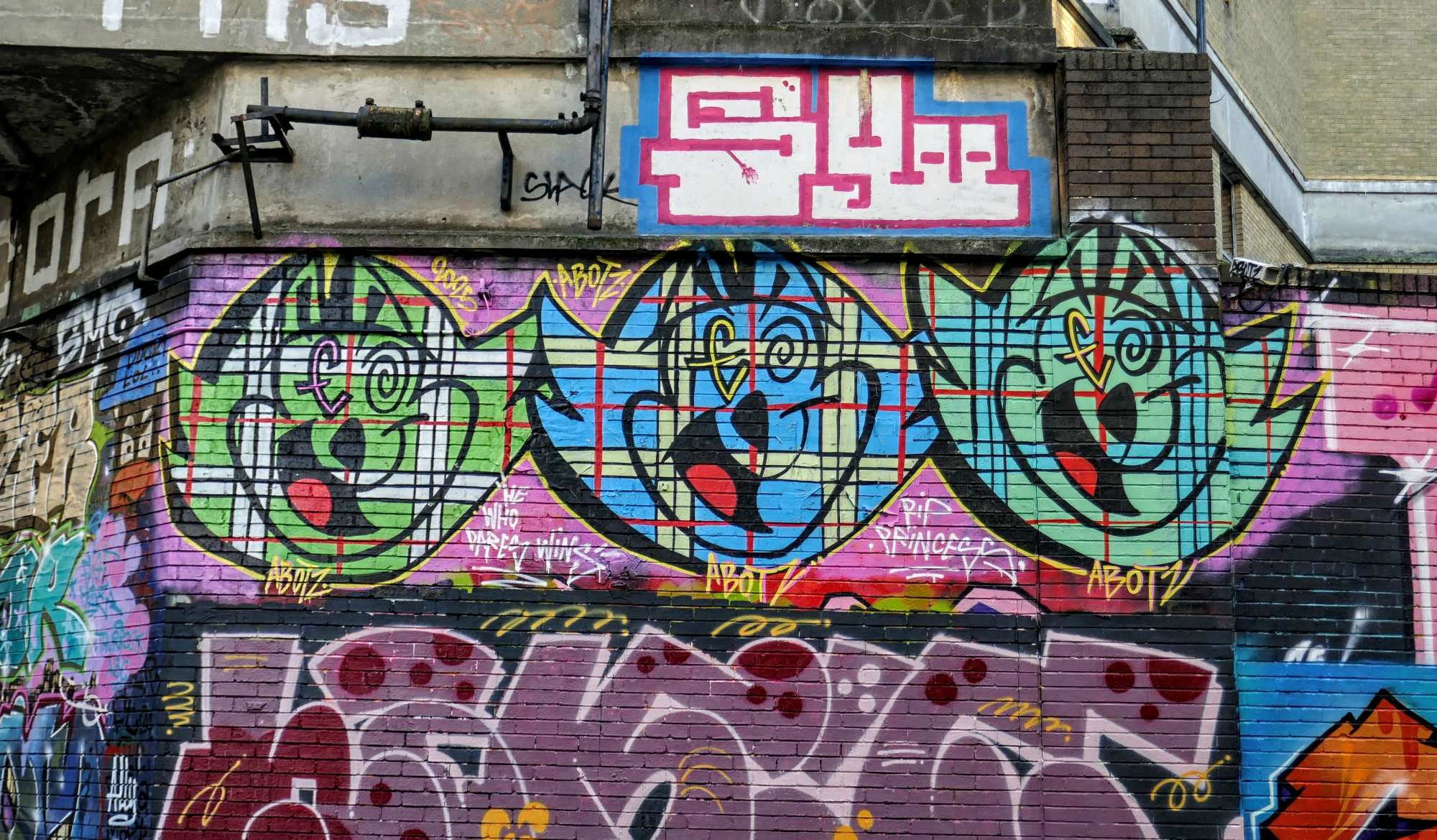 
								Street-art graffiti fresque 
								Abotz 
									18 Calvin Street
									E1 6HF
									London
									United Kingdom 
									AnunaQi
								Street-Art-Safari.com
								