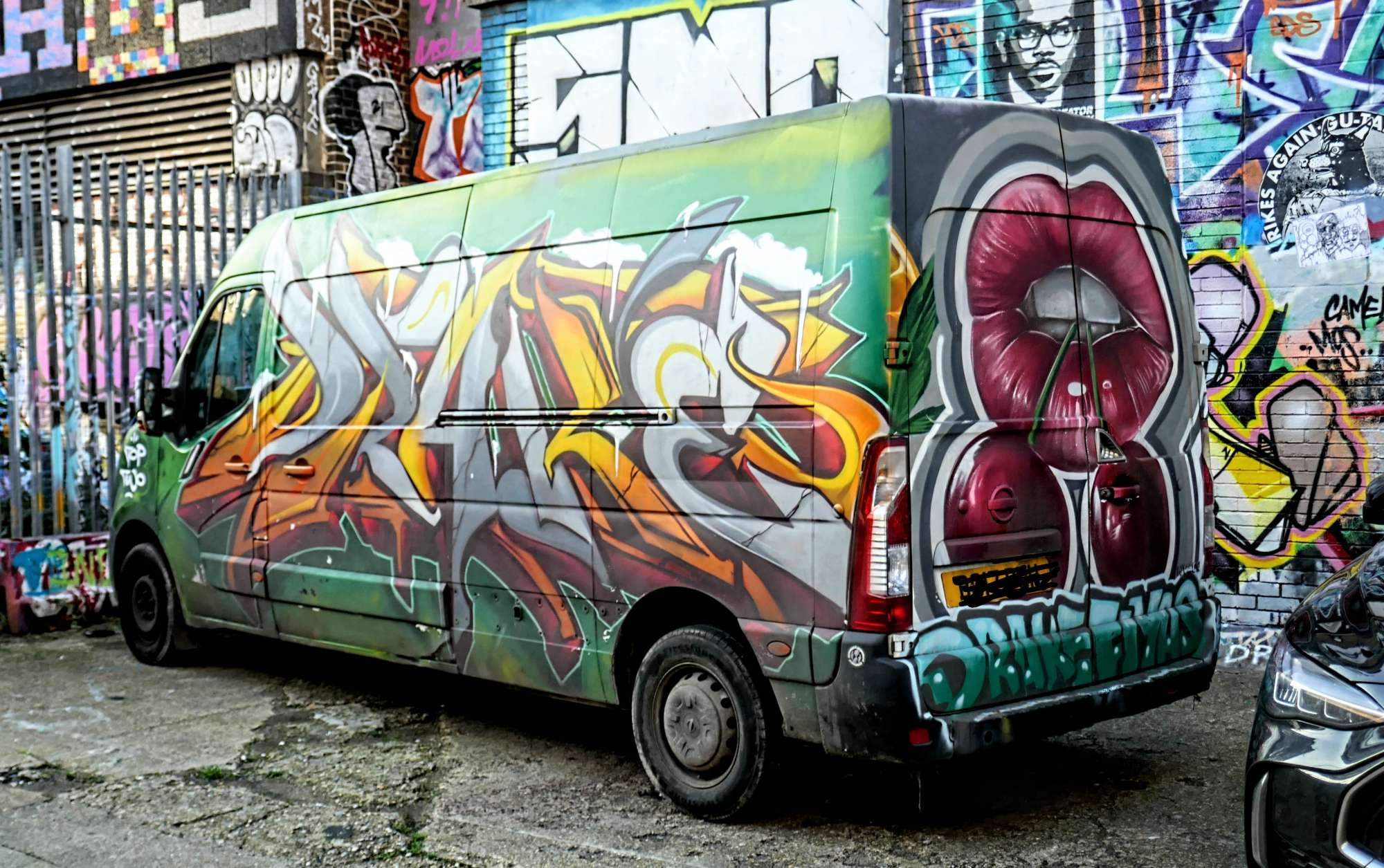 
								Street-art graffiti fresque 
								 
									6 Dray Walk
									E1 6NJ
									London
									United Kingdom 
									AnunaQi
								Street-Art-Safari.com
								