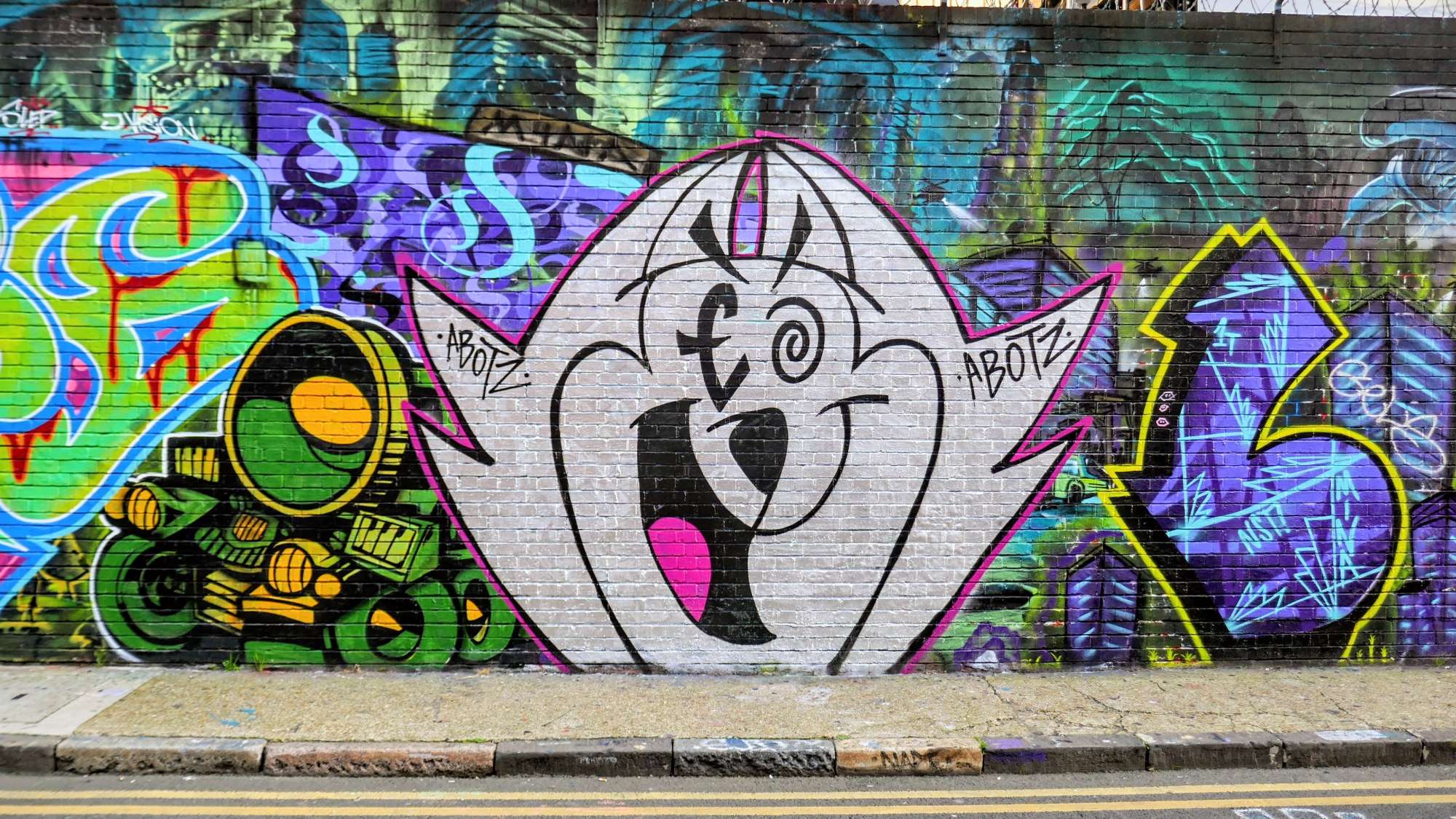 
								Street-art graffiti fresque 
								Abotz 
									16 Grey Eagle Street
									E1 6NJ
									London
									United Kingdom 
									AnunaQi
								Street-Art-Safari.com
								