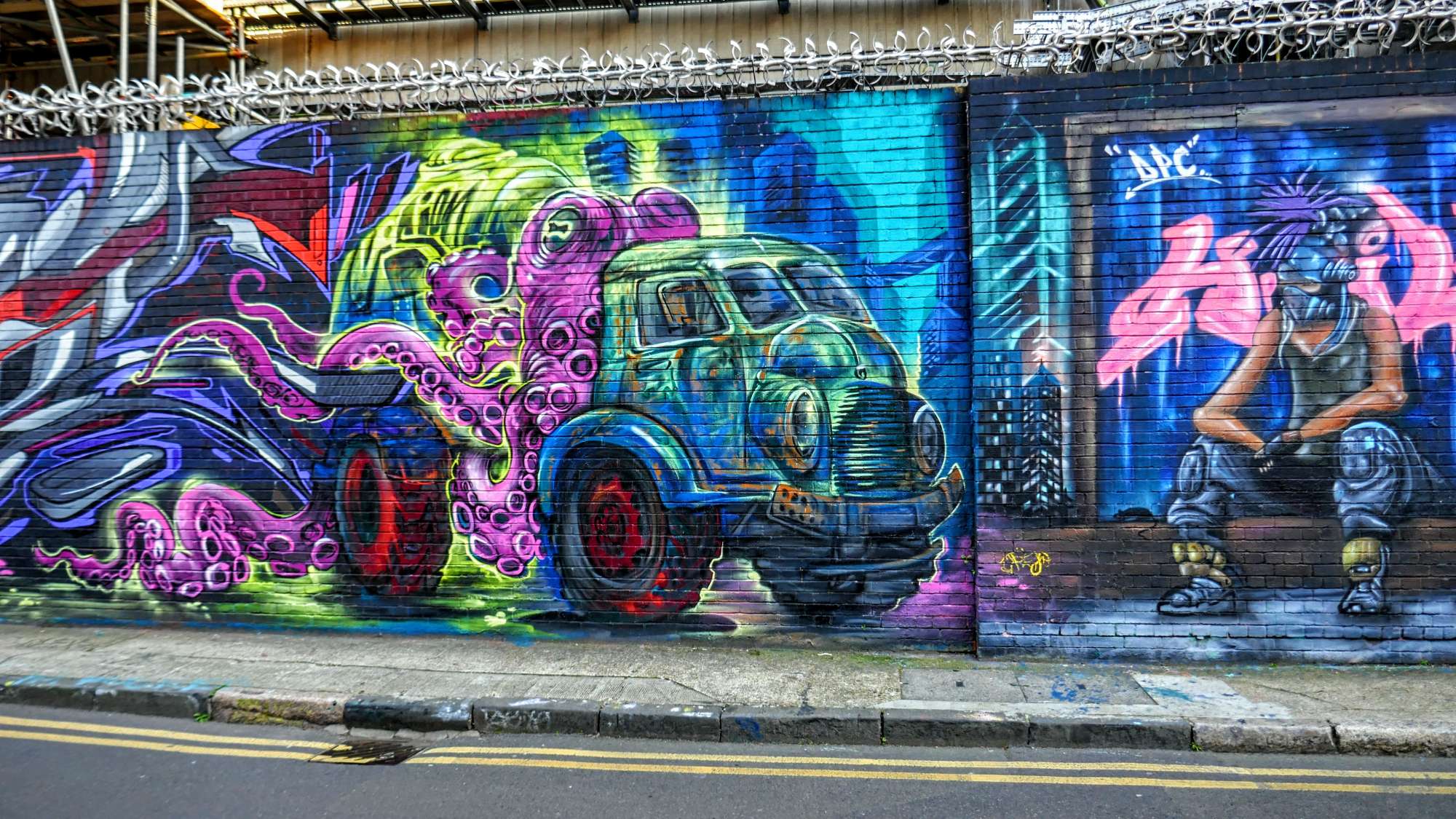 
								Street-art graffiti fresque 
								 
									16 Grey Eagle Street
									E1 6NJ
									London
									United Kingdom 
									AnunaQi
								Street-Art-Safari.com
								