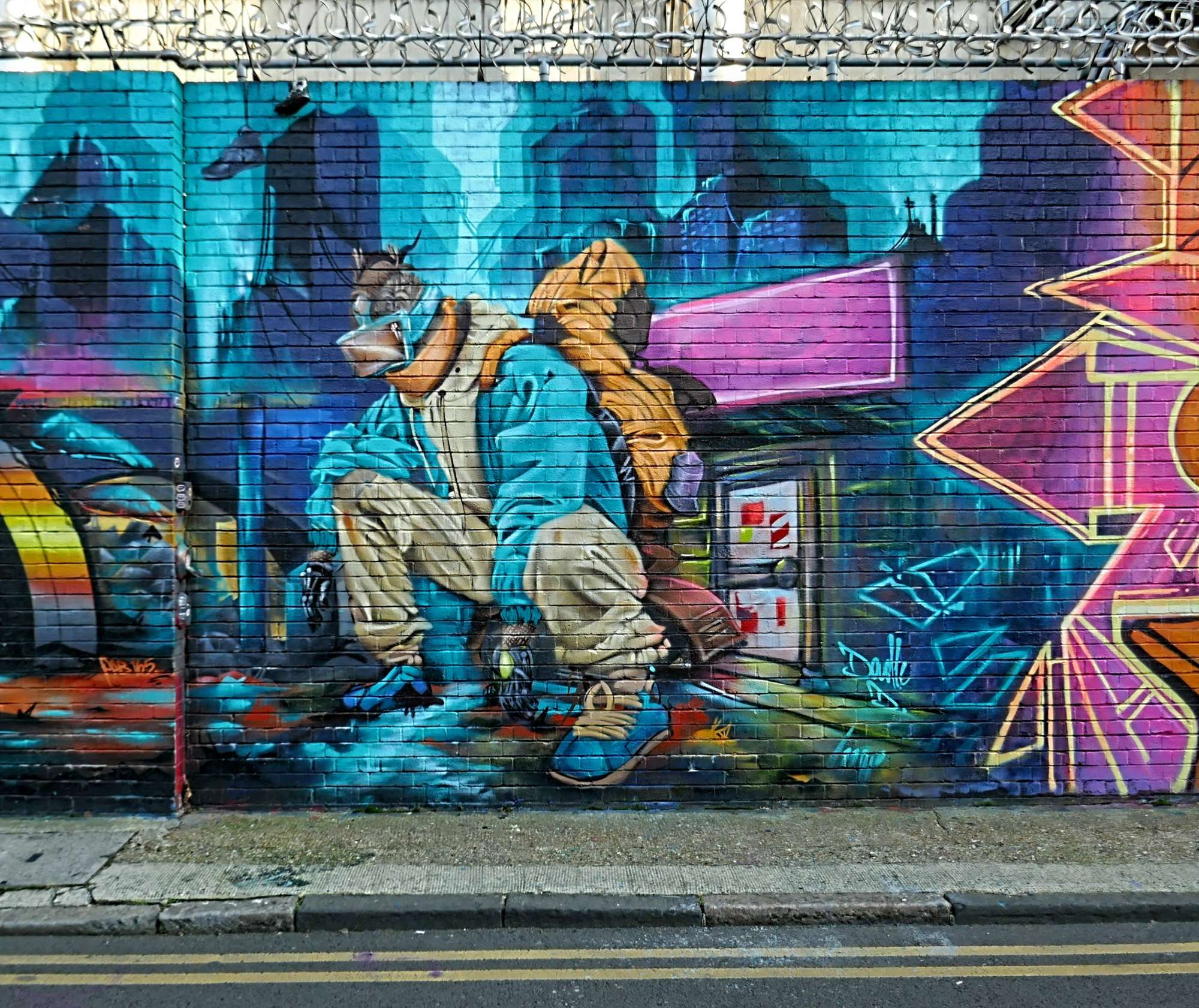 
								Street-art graffiti fresque 
								 
									47 Grey Eagle Street
									E1 6SN
									London
									United Kingdom 
									AnunaQi
								Street-Art-Safari.com
								