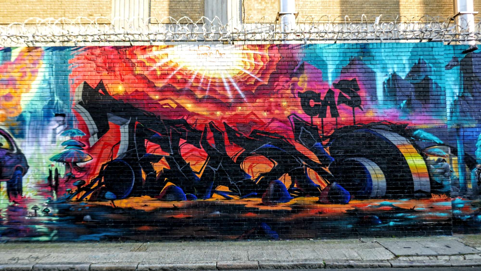 
								Street-art graffiti fresque 
								 
									47 Grey Eagle Street
									E1 6SN
									London
									United Kingdom 
									AnunaQi
								Street-Art-Safari.com
								