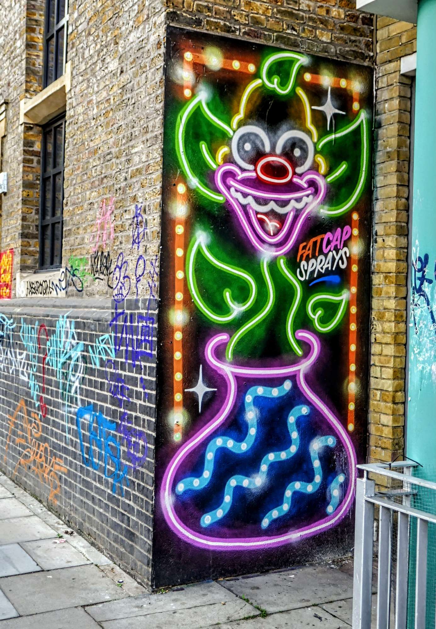 
								Street-art graffiti fresque 
								Fat Cap Spray 
									12 Quaker Street
									E1 6SJ
									London
									United Kingdom 
									AnunaQi
								Street-Art-Safari.com
								