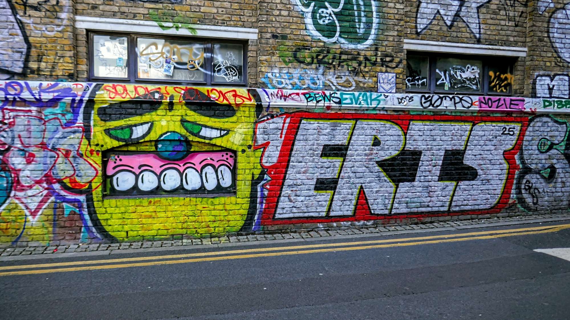 
								Street-art graffiti fresque 
								 
									78 Quaker Street
									E1 6SW
									London
									United Kingdom 
									AnunaQi
								Street-Art-Safari.com
								