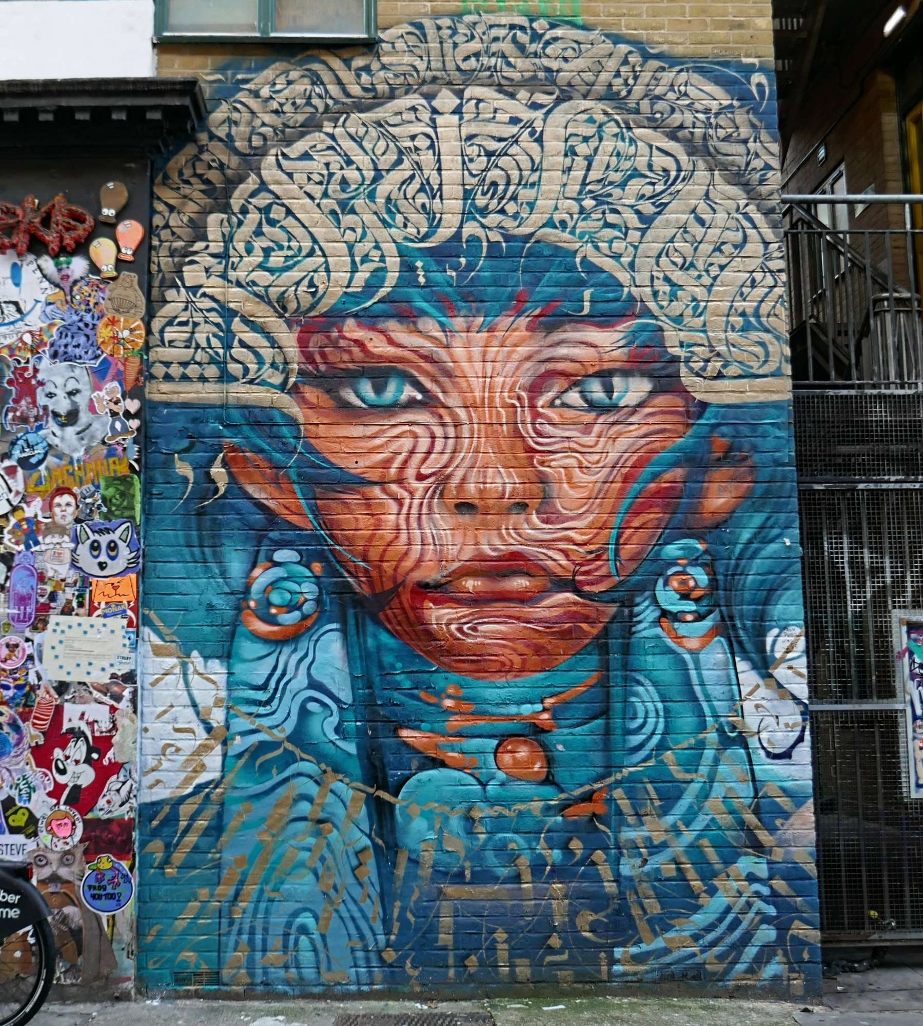 
								Street-art graffiti fresque 
								J.Fox calligraphy, Jim Vision 
									23 Buxton Street
									E1 5EG
									London
									United Kingdom 
									AnunaQi
								Street-Art-Safari.com
								