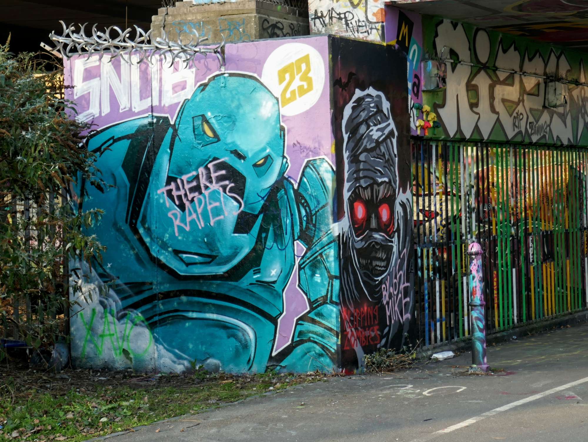 
								Street-art graffiti fresque 
								 
									23 Grimsby Street
									E2 6ES
									London
									United Kingdom 
									AnunaQi
								Street-Art-Safari.com
								