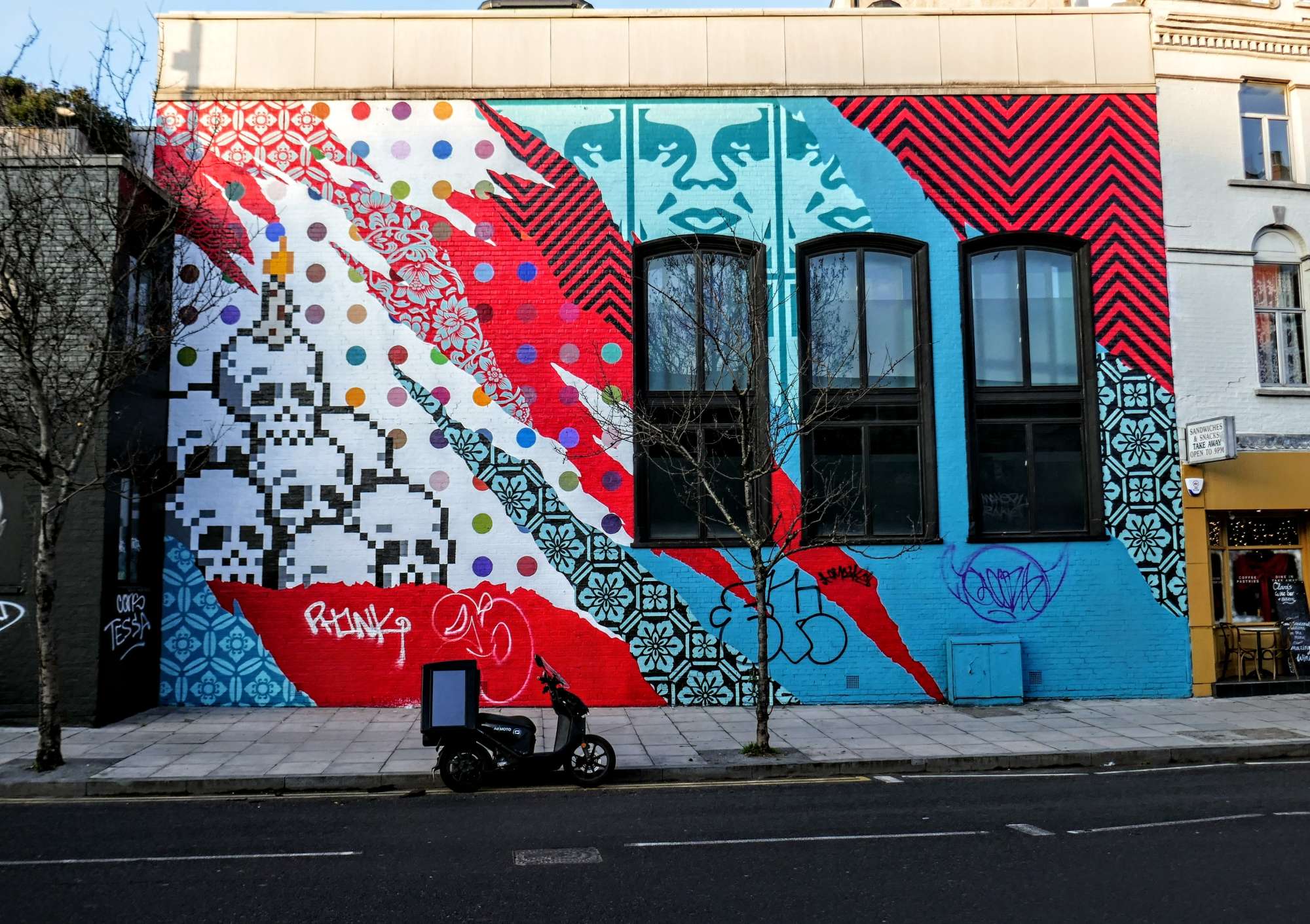 
								Street-art graffiti fresque 
								Damien Hirst, Invader, Shepard Fairey 
									12 Chance Street
									E2 7JB
									London
									United Kingdom 
									AnunaQi
								Street-Art-Safari.com
								