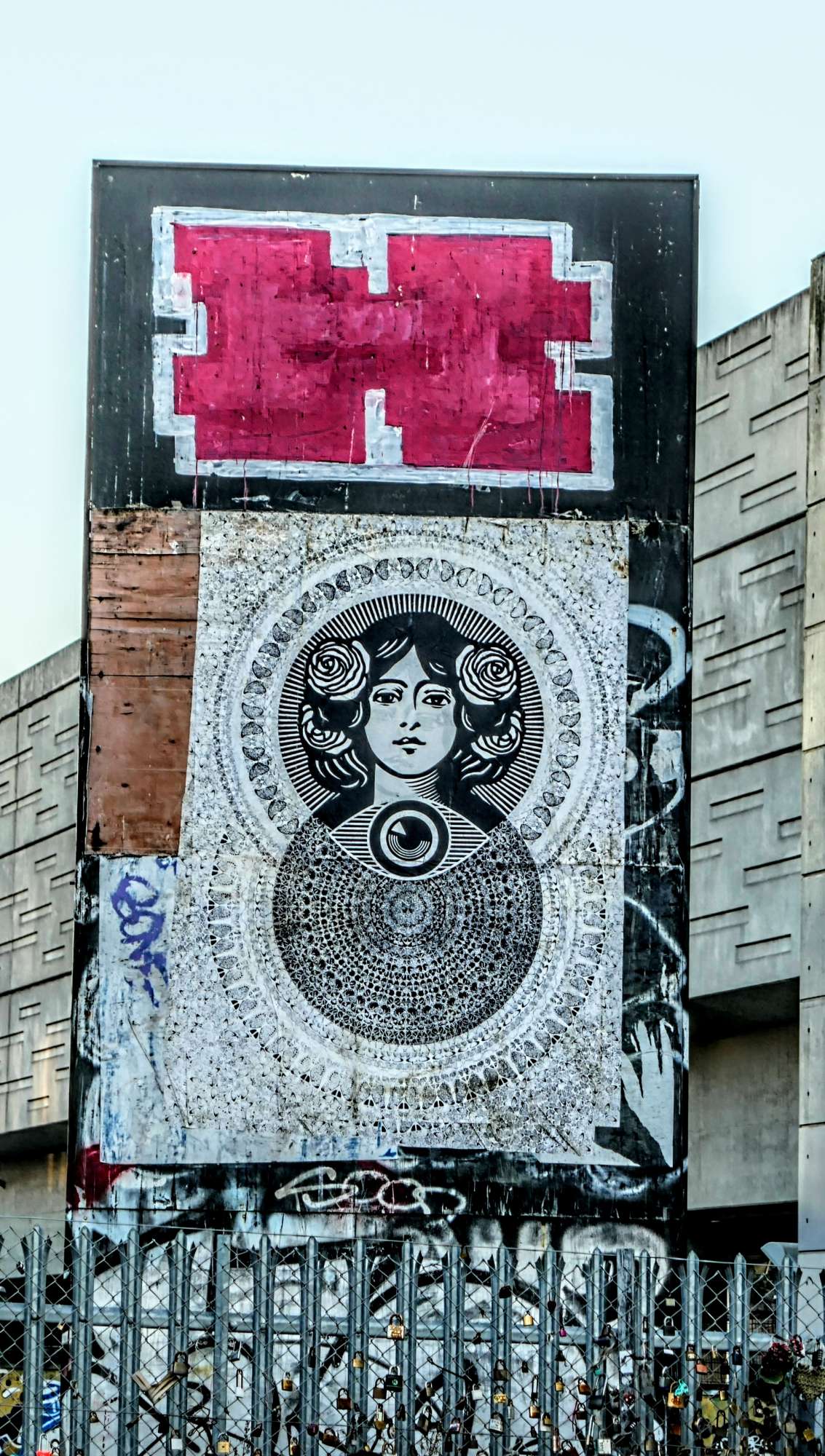 
								Street-art graffiti fresque 
								Shepard Fairey 
									Braithwaite Street
									E1 6GJ
									London
									United Kingdom 
									AnunaQi
								Street-Art-Safari.com
								