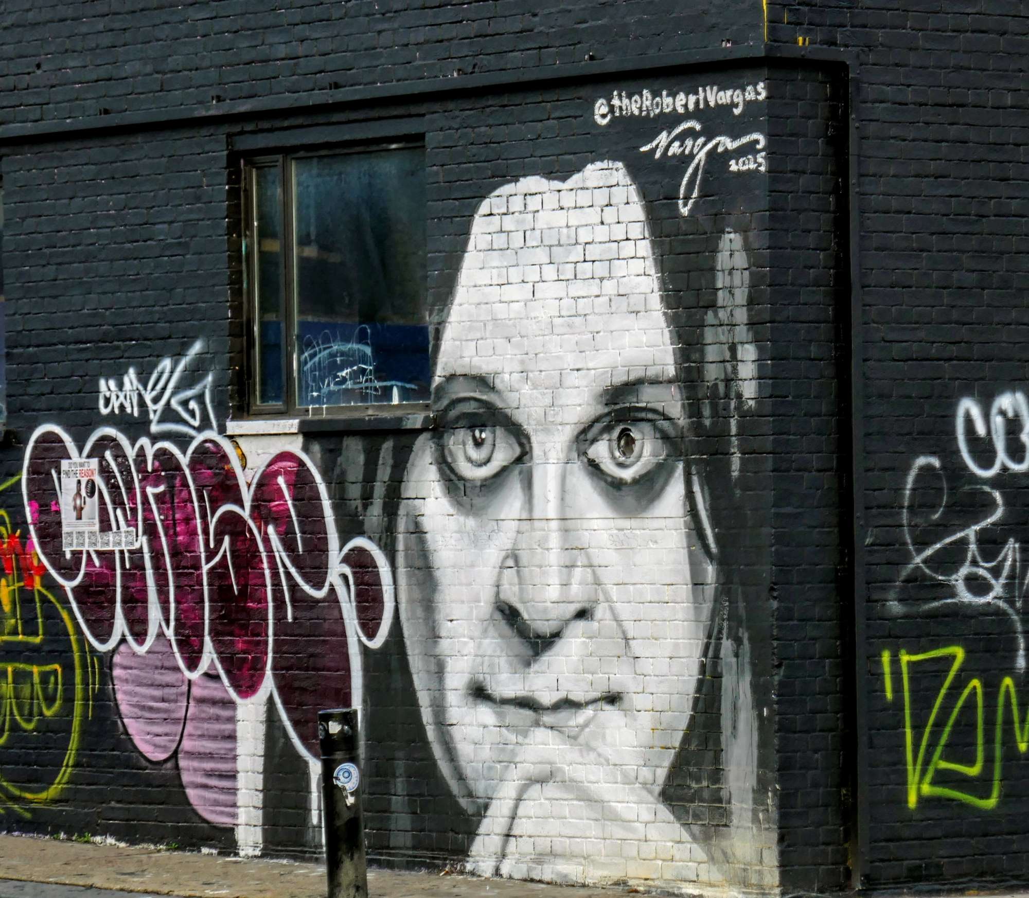 
								Street-art graffiti fresque 
								Robert Vargas 
									15 Bethnal Green Road
									E1 6LA
									London
									United Kingdom 
									AnunaQi
								Street-Art-Safari.com
								