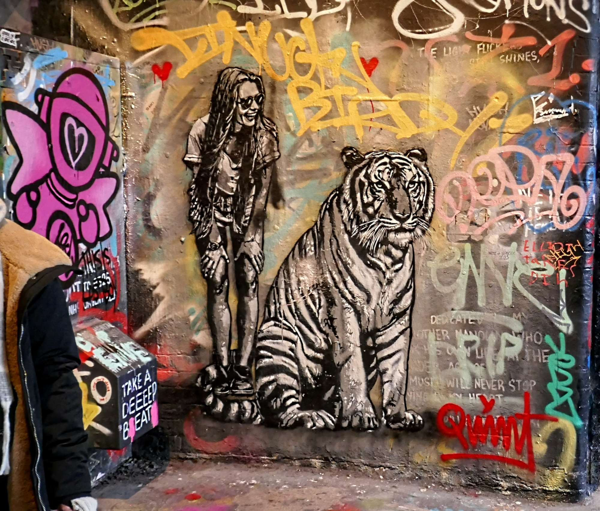 
								Street-art graffiti fresque 
								Quint 
									16 Leake Street
									SE1 7NN
									London
									United Kingdom 
									AnunaQi
								Street-Art-Safari.com
								