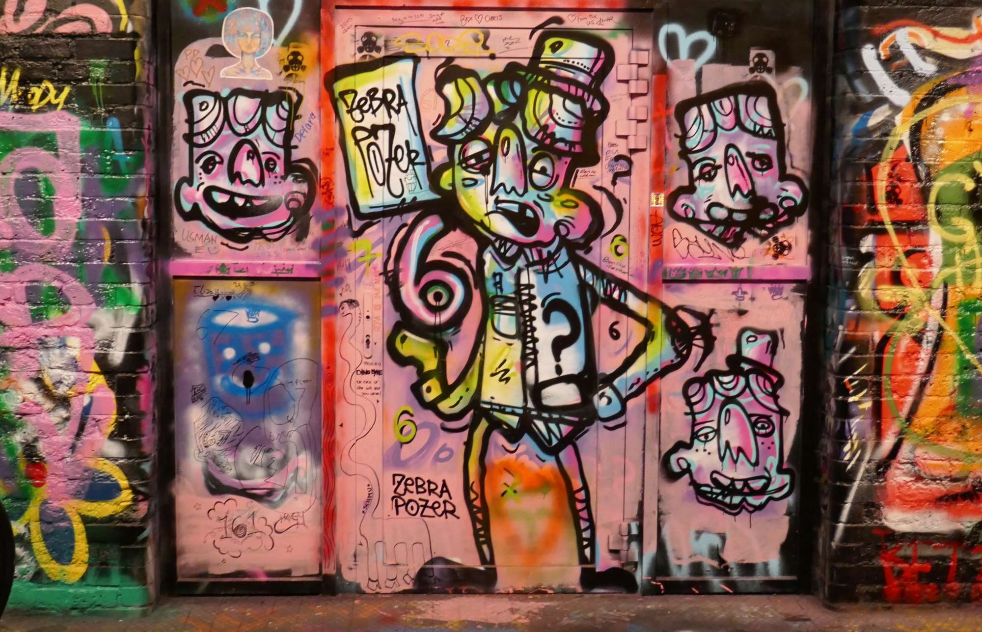 
								Street-art graffiti fresque 
								Zebra Pozer 
									22 Leake Street
									SE1 7NN
									London
									United Kingdom 
									AnunaQi
								Street-Art-Safari.com
								