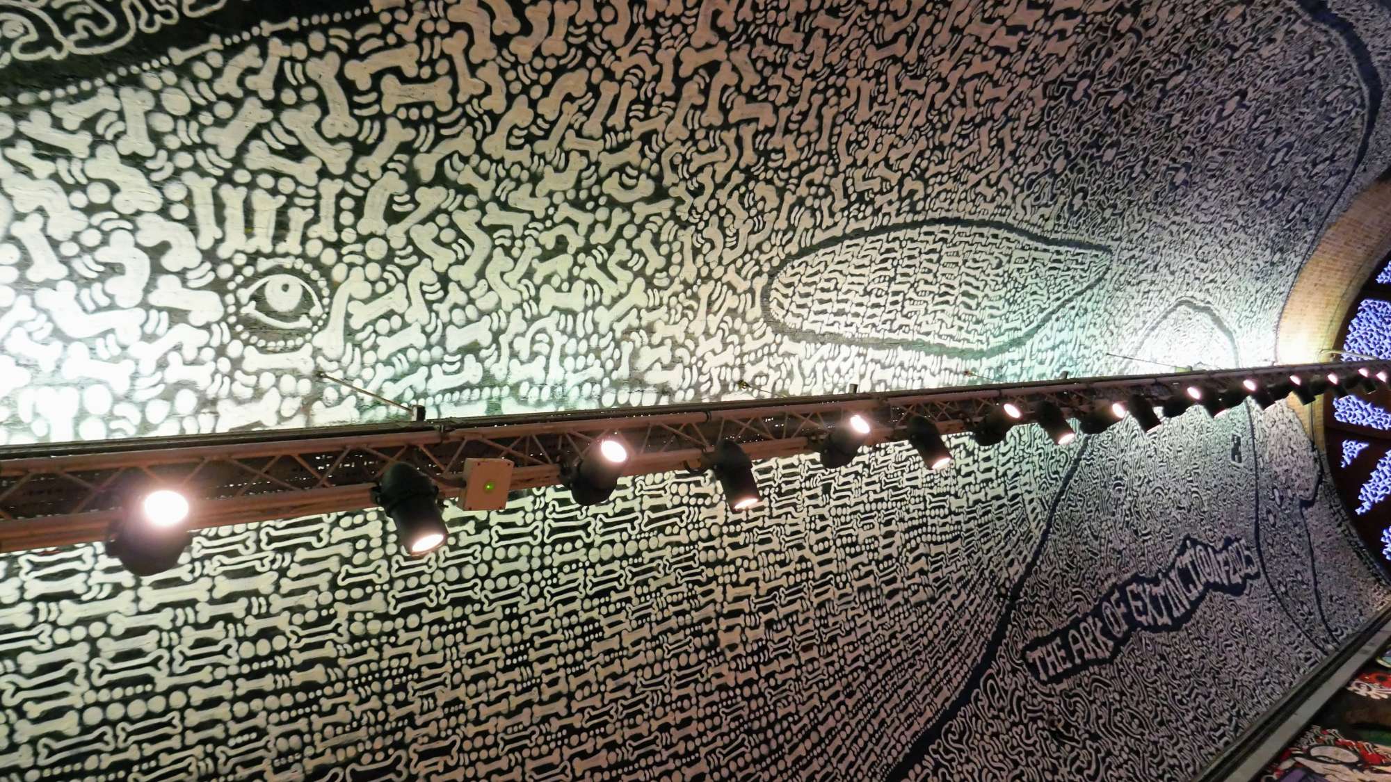 
								Street-art graffiti fresque 
								 
									22 Leake Street
									SE1 7NN
									London
									United Kingdom 
									AnunaQi
								Street-Art-Safari.com
								