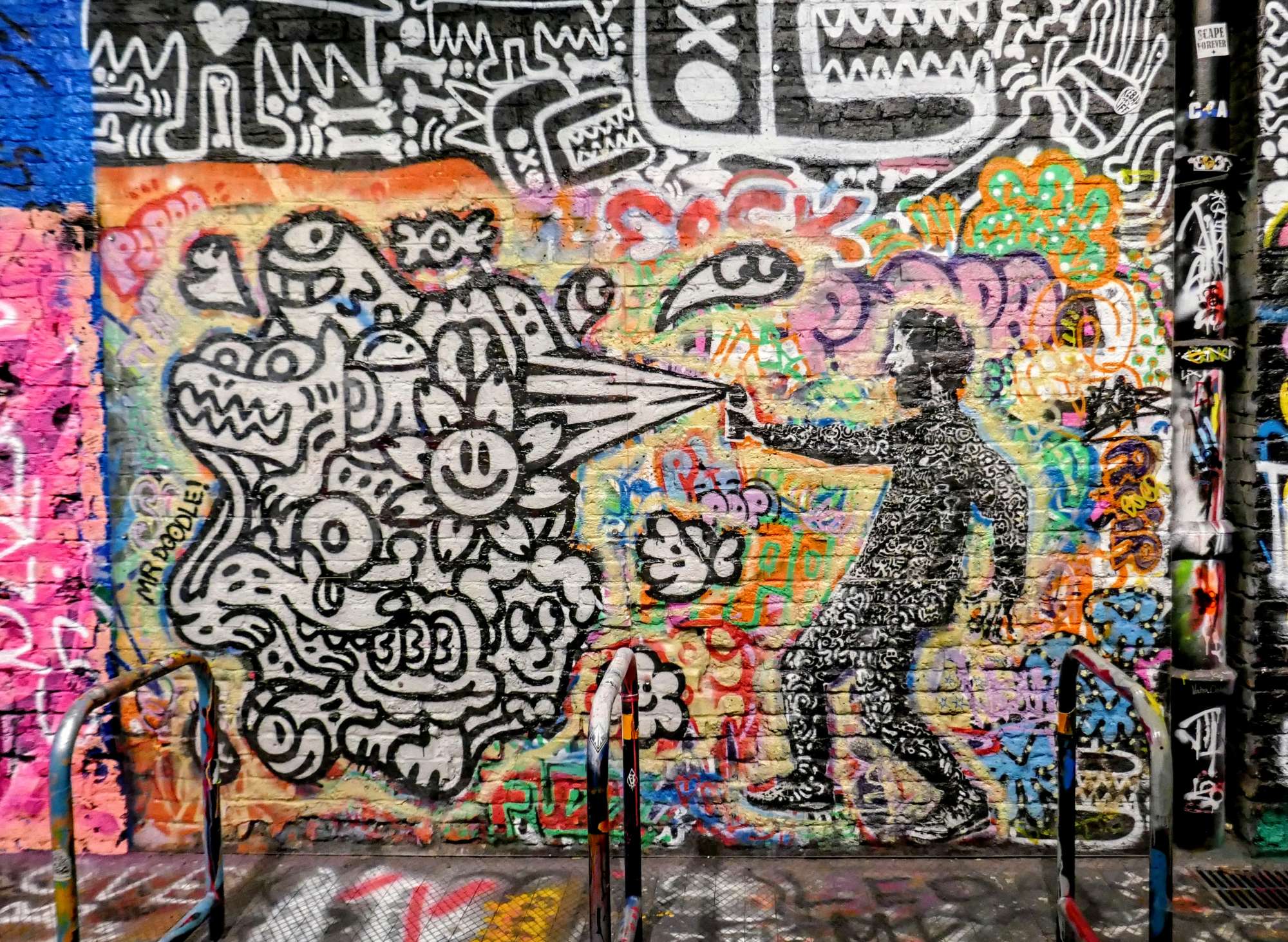 
								Street-art graffiti fresque 
								Mr Doodle 
									16 Leake Street
									SE1 7NN
									London
									United Kingdom 
									AnunaQi
								Street-Art-Safari.com
								