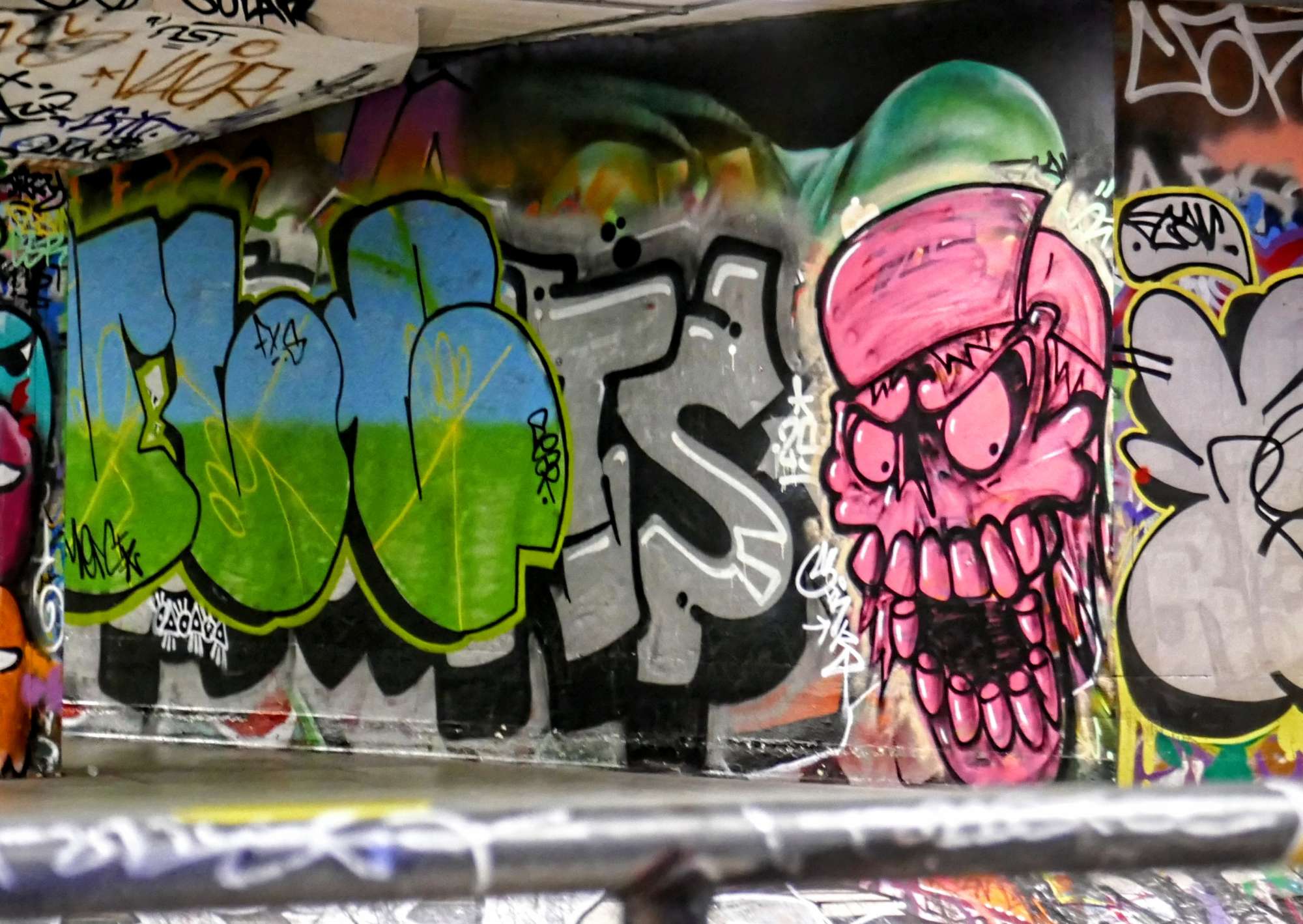 
								Street-art graffiti fresque 
								 
									337-338 Belvedere Road
									SE1 8XT
									London
									United Kingdom 
									AnunaQi
								Street-Art-Safari.com
								