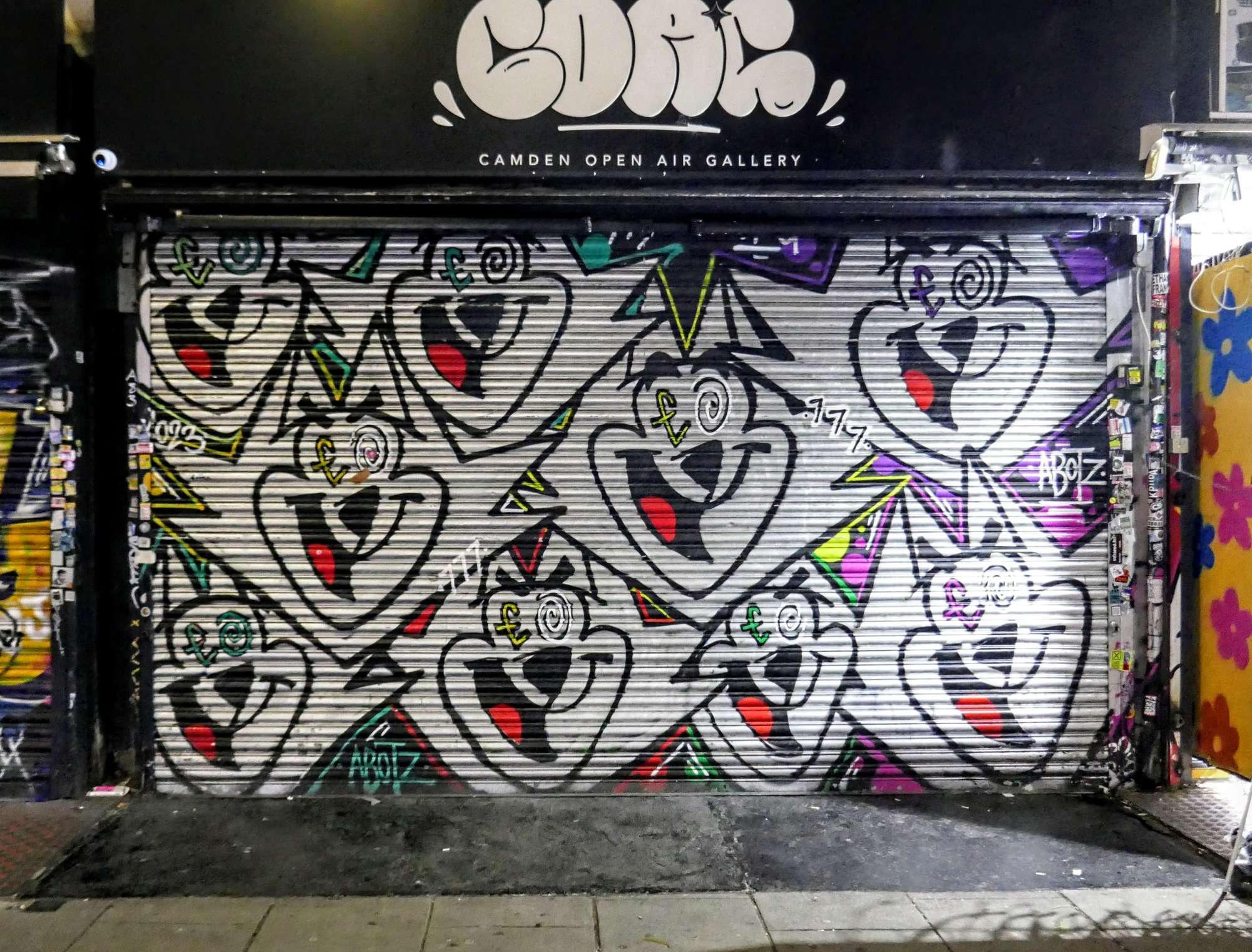 
								Street-art graffiti fresque 
								Abotz 
									176 Camden High Street
									NW1 8QL
									London
									United Kingdom 
									AnunaQi
								Street-Art-Safari.com
								